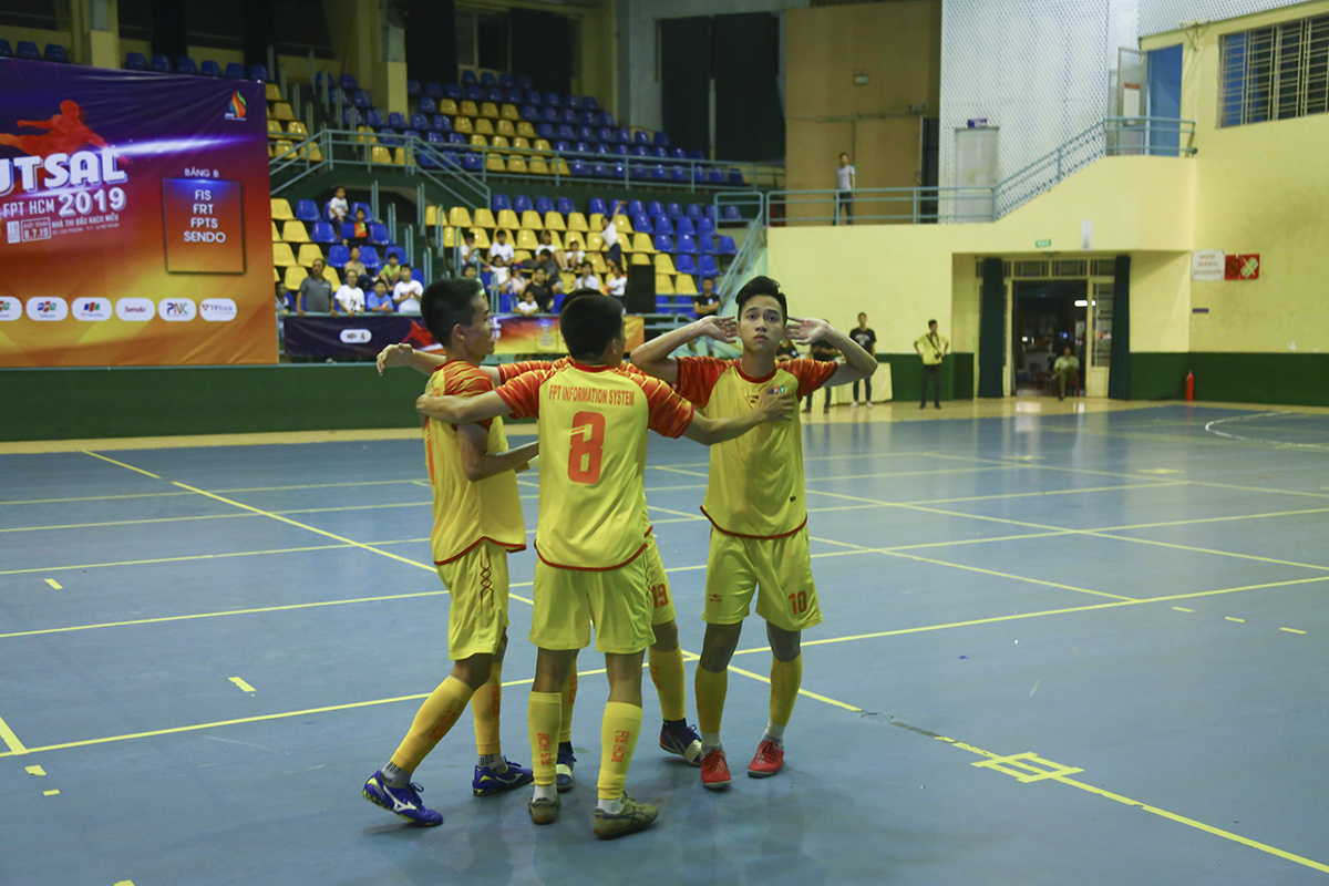 <p style="text-align:justify;"> Ở trận chung kết, hai bàn thắng ở đầu mỗi hiệp đấu của Công Triệu và Quốc Cường đã giúp FPT IS đánh bại FPT Telecom trong trận tranh ngôi vô địch giải Futsal FPT HCM.</p>