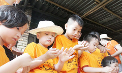 Đoàn quân nhí nhà F tập làm thợ gốm ở làng 500 năm tuổi