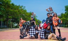 Người đẹp nhà Giáo dục hút ánh nhìn bên xe 'khủng'