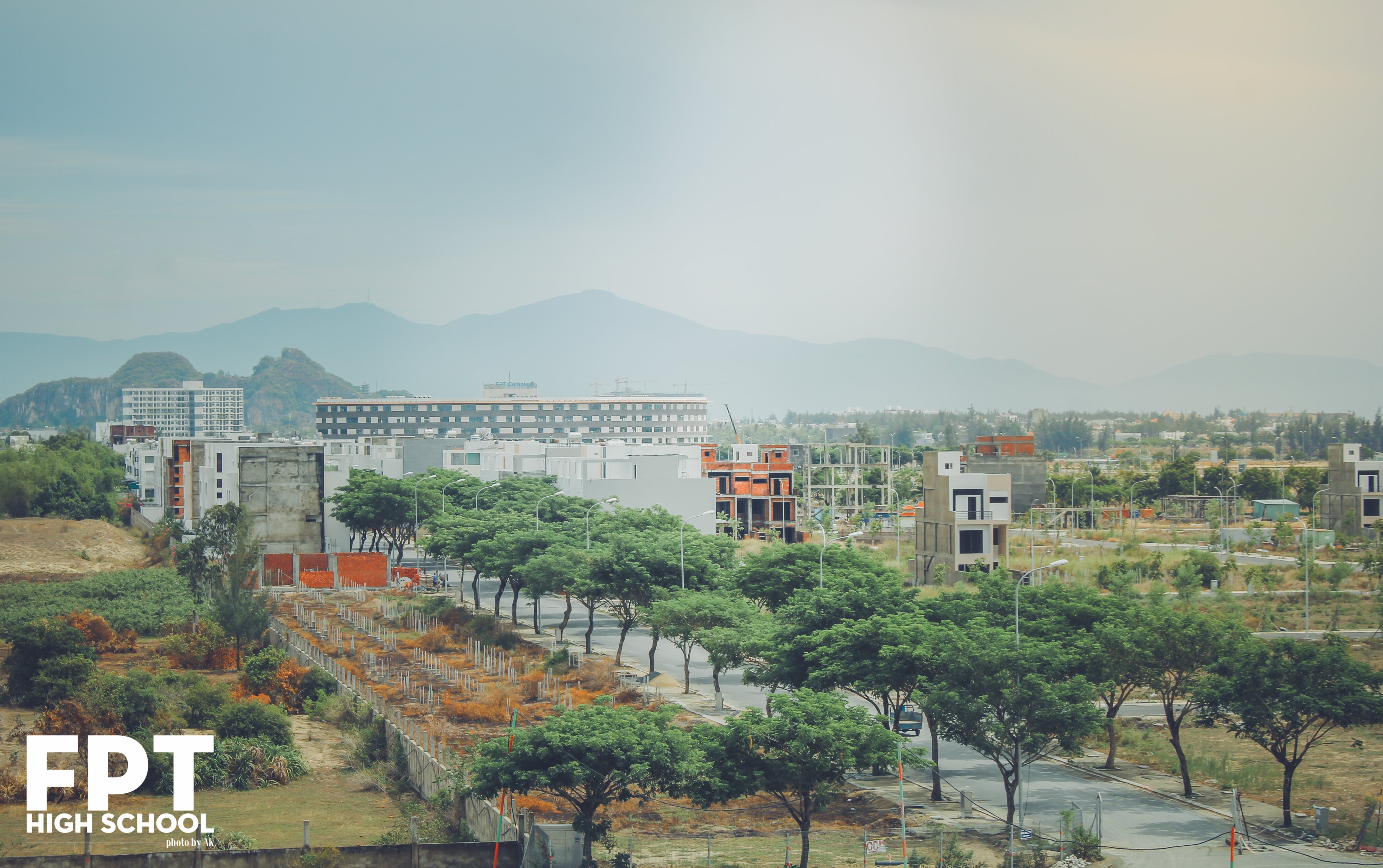 Campus ĐH FPT cơ sở Đà Nẵng được xây dựng trên lô đất 5,1 ha tại Khu đô thị FPT, quận Ngũ Hành Sơn, nhằm đáp ứng nhu cầu mở rộng và phát triển của Tổ chức Giáo dục tại khu vực miền Trung - Tây Nguyên. Công trình nhìn về hướng tòa nhà FPT Complex, nơi có hơn 3.000 kỹ sư CNTT đang làm việc.
