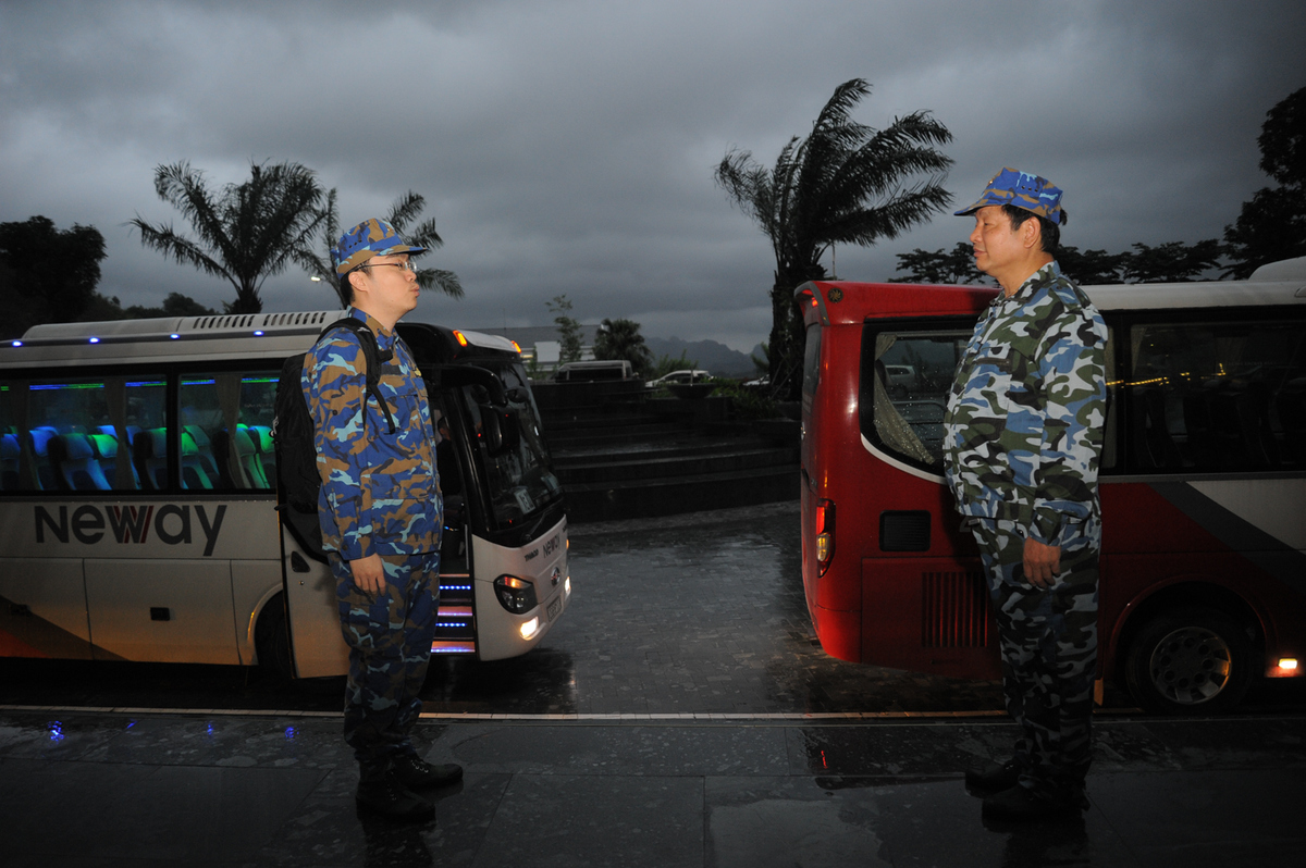 <p> Rạng sáng ngày 3/5, khi cơn bão số 3 đang đổ bộ vào các tỉnh Đông Bắc Bộ, hơn 60 lãnh đạo cấp cao của tập đoàn cũng như các công ty thành viên đã hành quân đến tiểu đoàn 473 thuộc Lữ đoàn hải quân đánh bộ 147 (Quảng Yên, Quảng Ninh).</p>