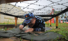 Lãnh đạo nhà F tải đạn, trườn qua thép gai dưới mưa bão