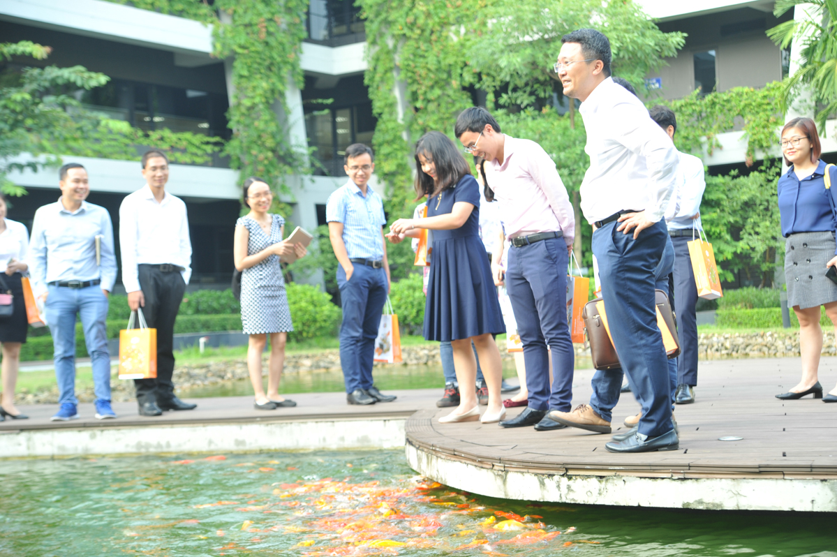  Tại đầu cầu Hà Nội, nhà đầu tư thích thú với hồ cá tại F-Ville trước khi trải nghiệm Utop tại khu dịch vụ.