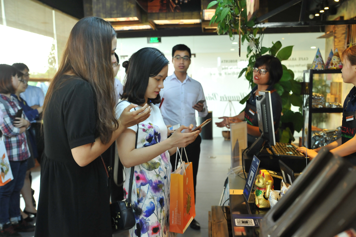  Chị Lan Hương - chuyên viên phân tích công ty chứng khoán Vietcombank đánh giá ứng dụng rất tiện lợi, mua bán không dùng tiền mặt không sợ quên, không sợ rơi và nhanh chóng không phải chờ trả lại tiền thừa. "Nếu Utop được ứng dụng rộng rãi tôi sẵn sàng sử dụng. Việc cài đặt và sử dụng rất nhanh chóng, dễ dàng".