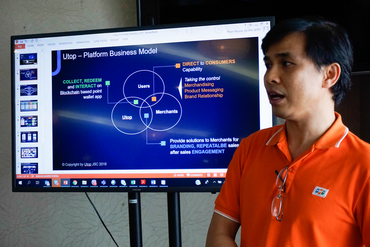  Anh Phạm Nguyên Vũ - CEO Utop giới thiệu về ứng dụng và giải đáp các câu hỏi của nhà đầu tư. Theo anh, giải pháp được phát triển từ năm 2018 nhằm bám sát xu hướng thế giới và đáp ứng nhu cầu khách hàng. Tính năng của Akachain gồm đơn giản hóa việc phát triển và quản lý hệ thống Blockchain bằng cách cung cấp giải pháp triển khai tự động trên các bộ công cụ giám sát, hạ tầng đám mây. Toàn bộ đã có ví dụ kinh doanh và hộ phận hỗ trợ chuyên nghiệp. Hiện Akachain được triển khai và sử dụng bởi khách hàng toàn cầu nhiều lĩnh vực như tài chính, bảo hiểm, bán lẻ, chuỗi cung ứng...