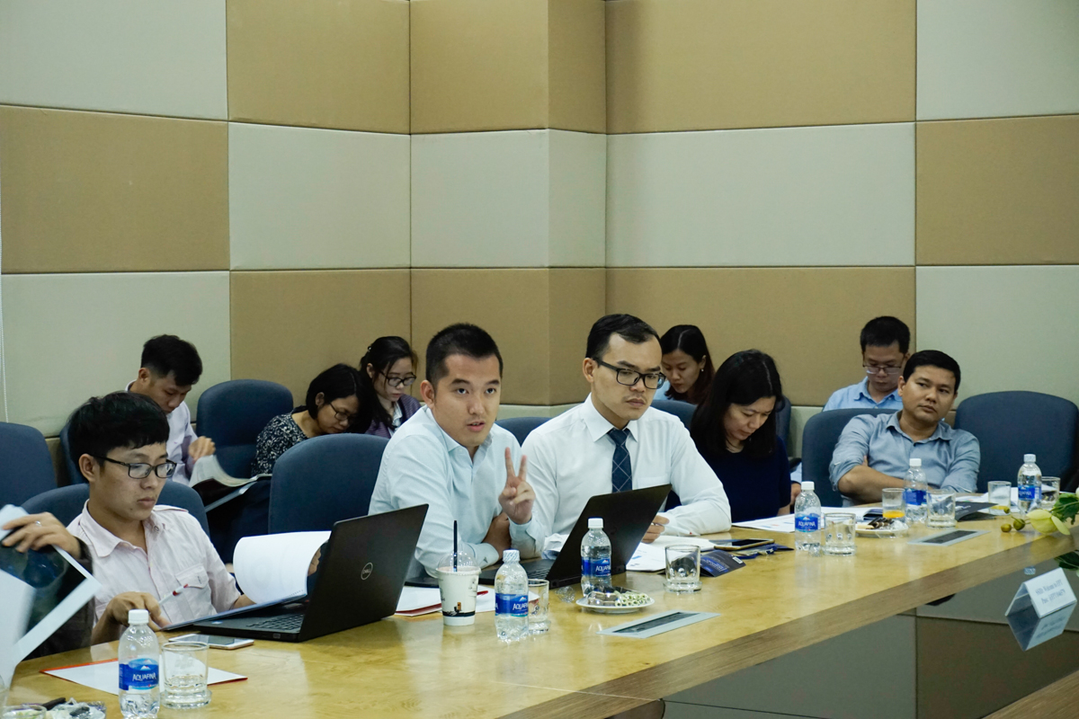  Nhà đầu tư đặt câu hỏi cho đại diện FPT. Các câu hỏi thường xoay quanh định hướng về chuyển đổi số, kế hoạch M&amp;A, hoạt động của các đơn vị FPT Telecom, FPT Software, Sen Đỏ... Anh Trần Thăng Long - Chứng khoán BIDV bày tỏ: “FPT trước nay tốc độ tăng trưởng đối tương đối nhanh so với mặt bằng chung. Việc tập trung vào phần mềm, viễn thông, chuyển đổi số, khá đáp ứng kỳ vọng nhiều nhà đầu tư”.