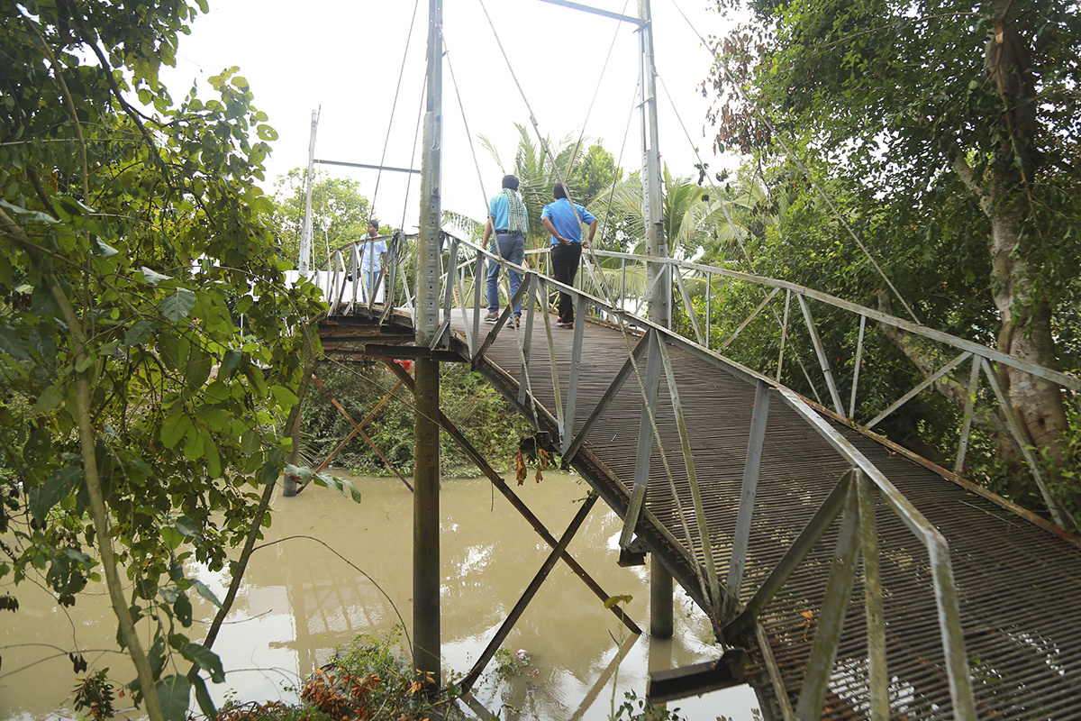 <p style="text-align:justify;"> Trong số 5 cây cầu được khởi công trong đợt này ở An Giang, huyện Thoại Sơn - một trong những huyện xa xôi nhất của tỉnh có hai cây cầu được hỗ trợ của Quỹ Hy vọng là cầu Ba Thử và cầu Ngã Ba Tề Thiên.</p>
