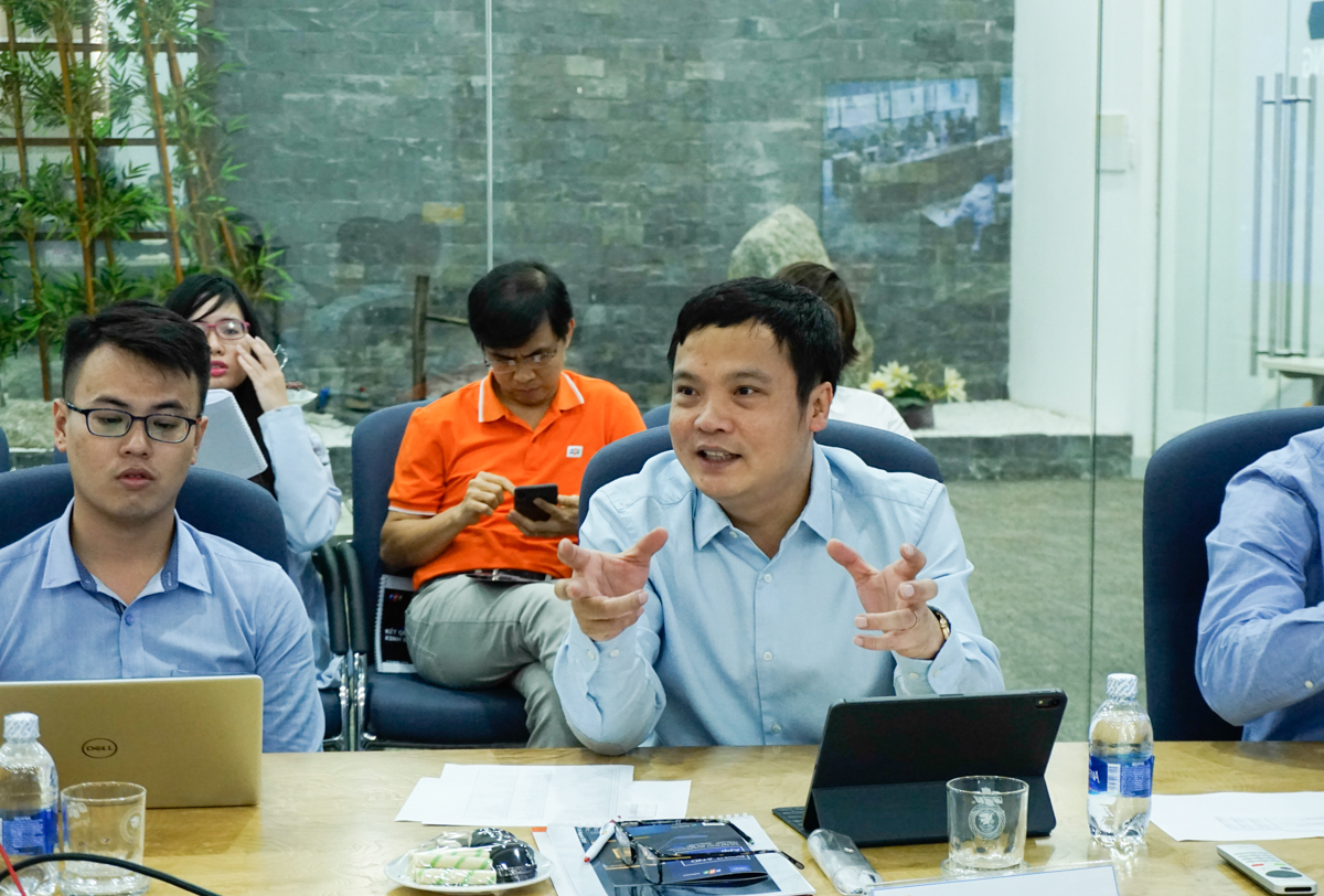  Phát biểu tại buổi gặp gỡ, TGĐ FPT Nguyễn Văn Khoa nhấn mạnh mục tiêu của FPT trong vòng 5 năm tới là lọt Top 100 các công ty có năng lực tư vấn về chuyển đổi số, sánh vai các 'ông lớn' như Accenture, Deloitte DX… "Chuyển đổi số sẽ đóng góp phần lớn cho kết quả kinh doanh của FPT", anh khẳng định và dẫn chứng tốc độ tăng trưởng của thị trường chuyển đổi số toàn cầu khoảng 16,5%/năm. Tăng cường đào tạo nhân lực và tiếp tục M&amp;A là những hướng đi quan trọng của FPT thời gian tới. CEO FPT cũng thông tin tới các nhà đầu tư về phương pháp luận chuyển đổi số, mô hình quản trị theo OKR và việc nâng cao kỷ luật ở FPT. 