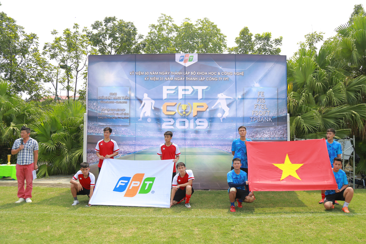 <p> BTC thực hiện nghi thức chào cờ khai mạc giải đấu. Đại diện cầu thủ của đội FPT IS cầm cờ Tổ quốc và đội FPT Software cầm cờ FPT. </p>