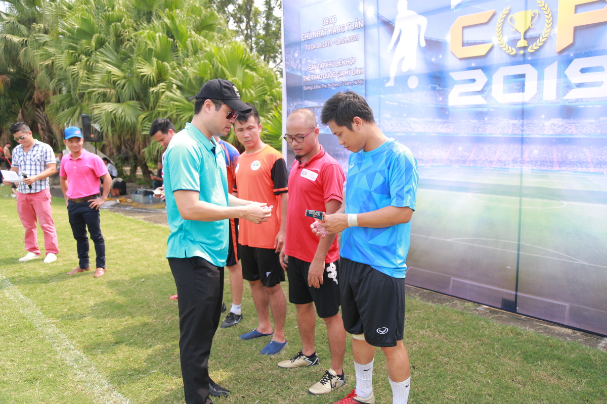 <p> Anh Lê Anh Tuấn (TGĐ khối ngành Toàn cầu hóa FPT IS) trao băng đeo đội trưởng cho các đội tham gia.</p>