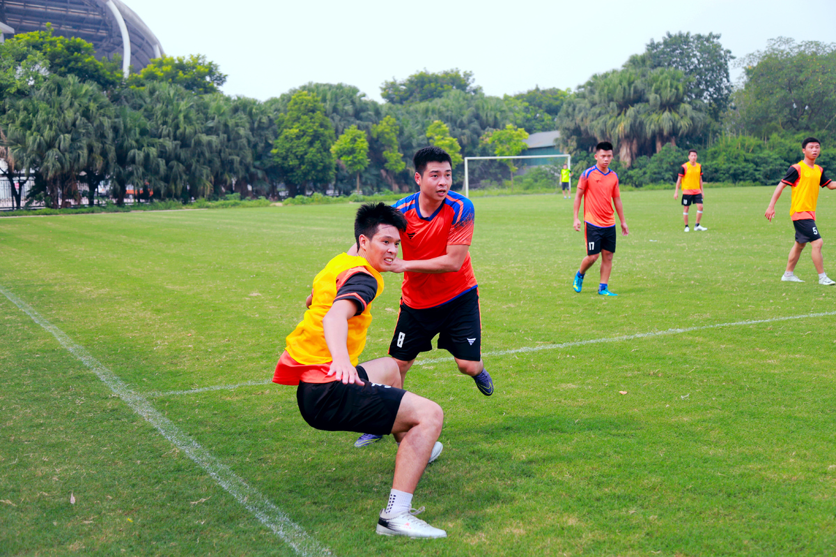 <p> <strong>Giằng co</strong>: Hai cầu thủ giữa hai đội FPT Education và FPT Telecom đang giằng co nhau ở khu vực giữa sân để lấy bóng. </p>