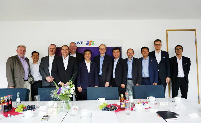 Đại diện FPT và RWE cùng ký thỏa thuận hợp cung cấp dịch vụ tại Đức. Ảnh: ĐVCC