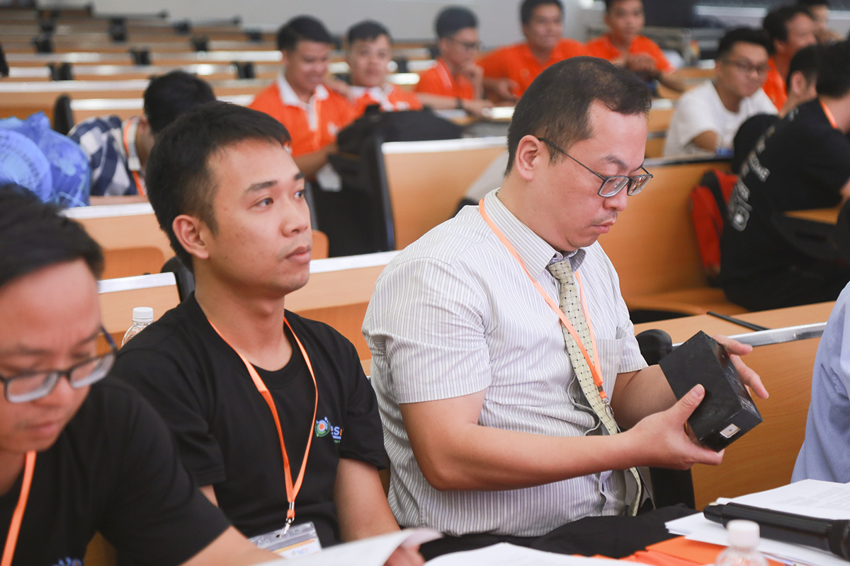 <p style="text-align:justify;"> Bạn giám khảo gồm Giáo sư Wang và anh Nguyễn Đinh Mạnh Linh đánh giá khá cao ứng dụng này, đặc biệt là khả năng phát triển đề tài và tính ứng dụng IoT trong mô hình mà nhóm giới thiệu.</p>