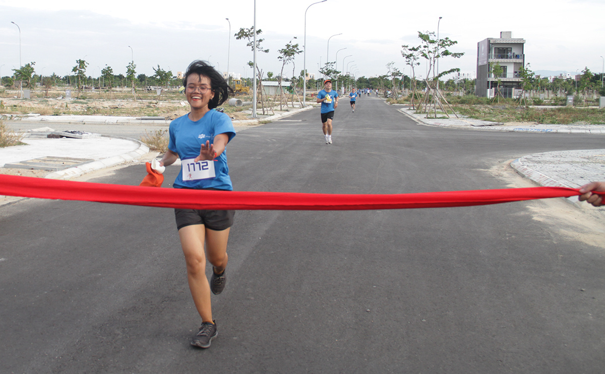 <p class="Normal" style="text-align:justify;"> Ở cự ly 3,9km, chị Nguyễn Thị Khánh Ly, Ban Truyền thông - Thương hiệu, là VĐV nữ đầu tiên về đích. Với thành tích xuất sắc, chị đã nhận được chiếc đồng hồ thể thao Garmin Forerunner 45 do Chủ tịch FPT Trương Gia Bình tài t<span>rợ. Ly là nữ runner có tiếng nhà F khi một năm qua đã tham gia 7 cuộc chạy bán marathon, 2 giải Full marathon và 2 giải chạy địa hình. Chị từng giành giải nhất cho nhóm tuổi dưới 29 cự ly 42km ở giải Hà Giang Marathon.</span></p>