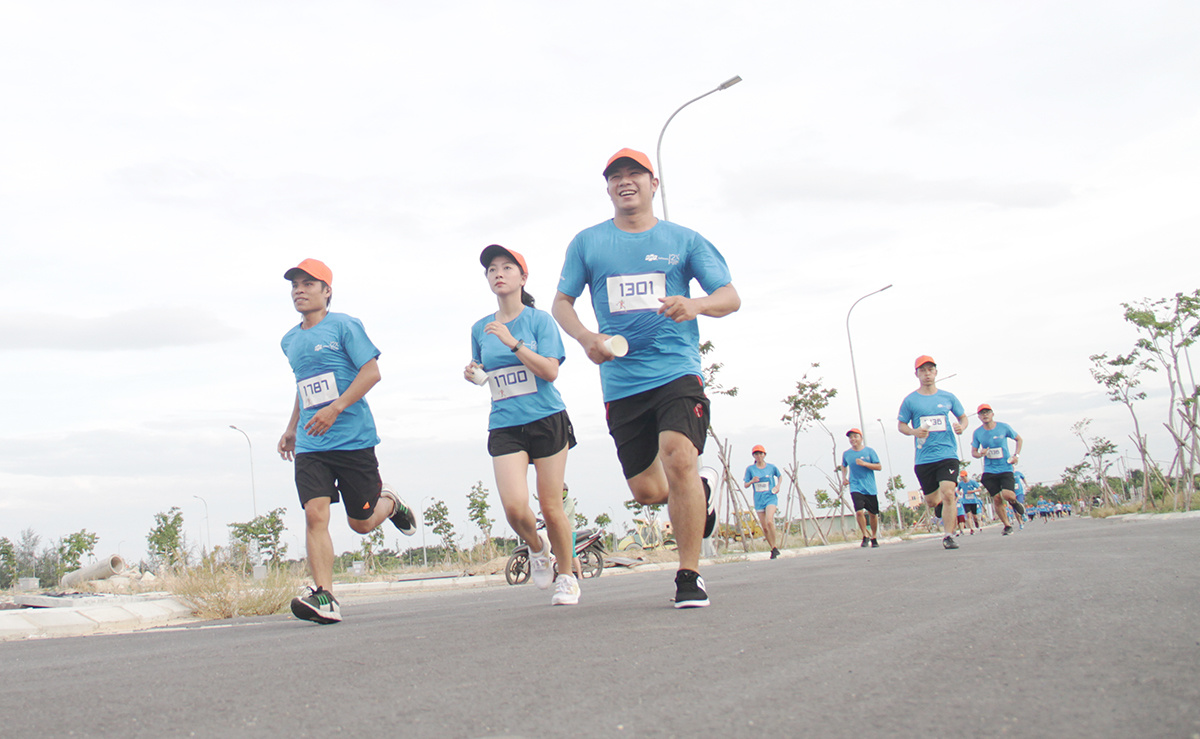 <p style="text-align:justify;"> Đường chạy ''Run For Green'' tại Đà Nẵng thường xuyên chứng kiến những gương mặt tươi cười và thoải mái. Đội ngũ chăm sóc sức khỏe cũng không ghi nhận trường hợp chấn thương hay ảnh hưởng đến sức khỏe nào xảy ra.</p>