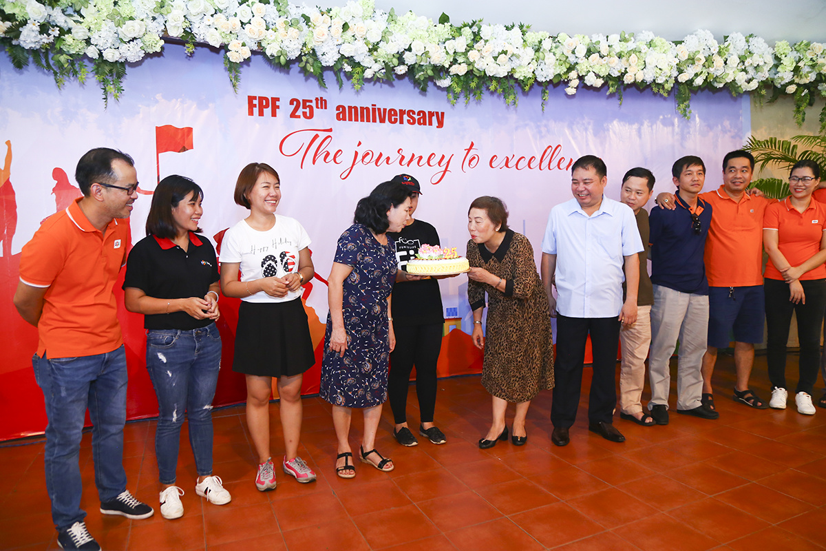 <p style="text-align:justify;"> Sau lời chúc mừng sinh nhật FAF của chị Trương Thanh Thanh, các lãnh đạo ngành Tài chính đã cùng nhau thổi nến, nâng cốc chúc mừng Ban đã trải qua 25 năm và không ngừng phát triển.</p>