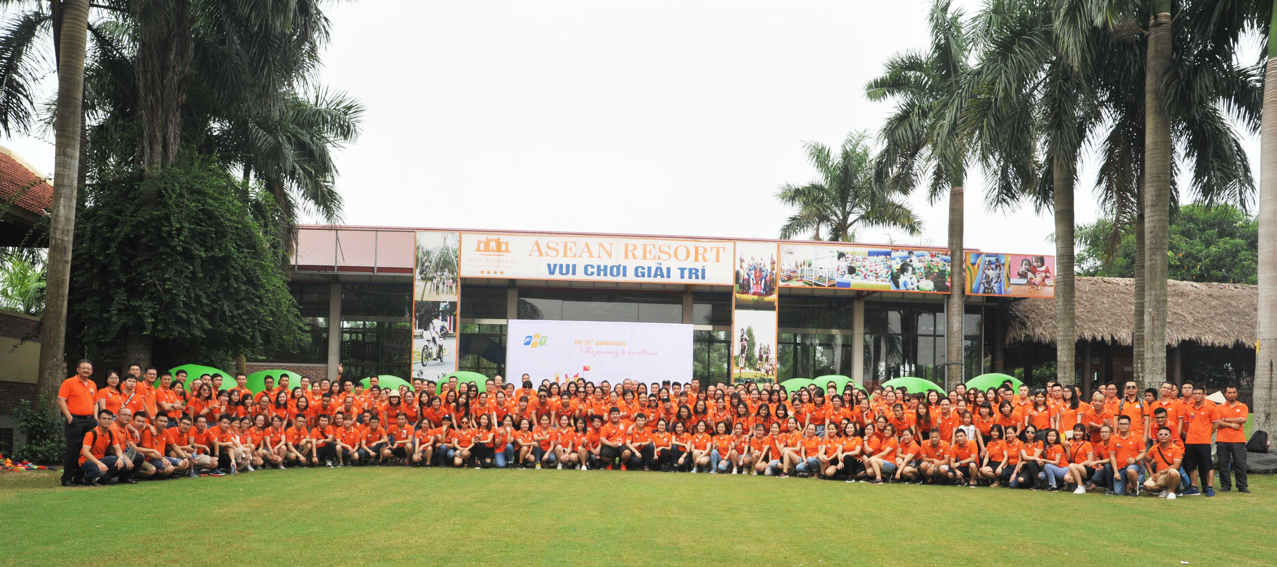  Sau phần chơi teambuilding, các CBNV quây quần chụp ảnh tập thể để bước sang hoạt động mới buổi chiều.