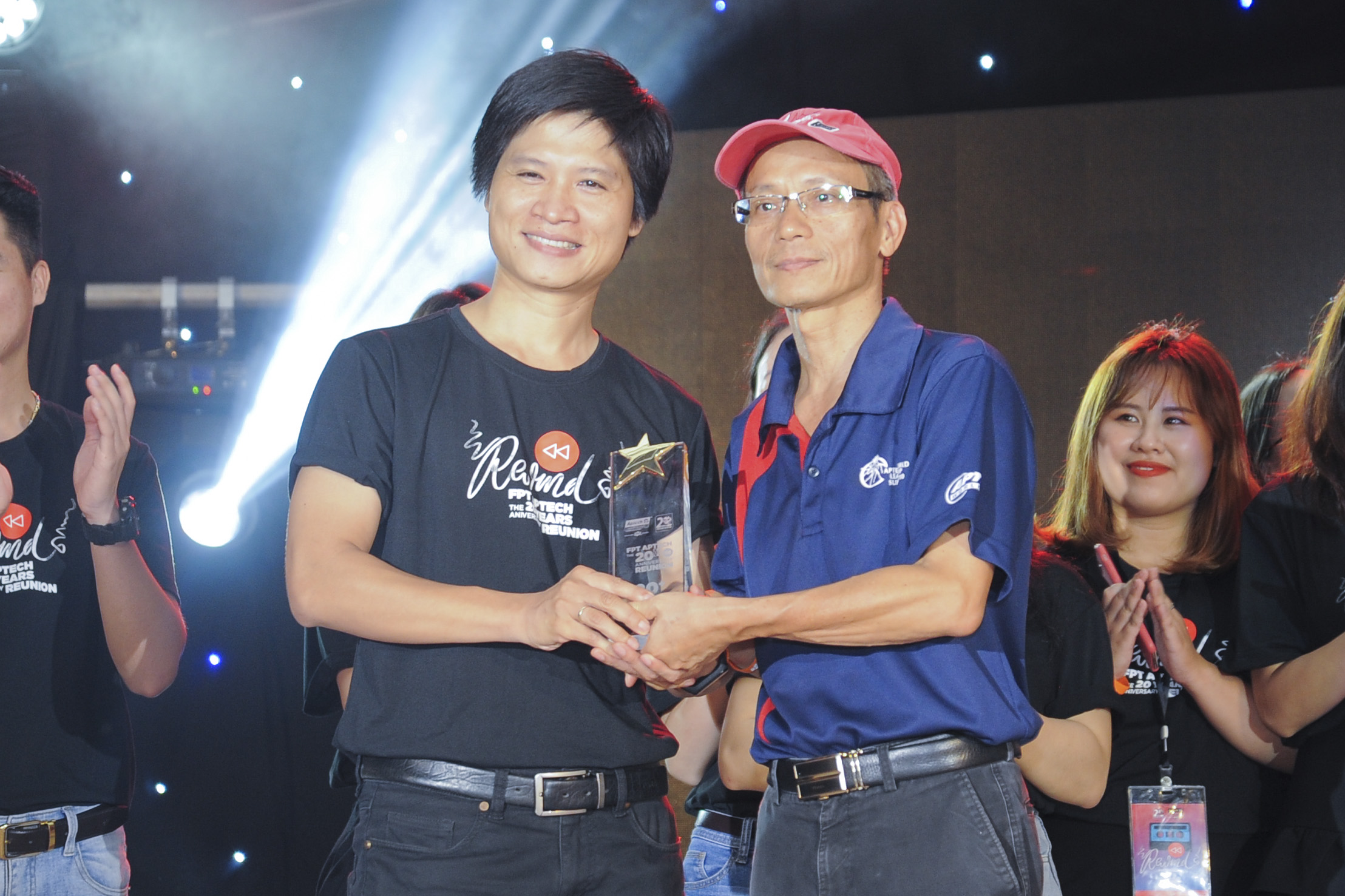  Anh Nguyễn Khắc Thành trao món quà là cho thế hệ mới của Aptech như một sự chuyển giao đầy niềm tin và hy vọng vào tương lai có nhiều lần 20 năm nữa của FPT Aptech. 