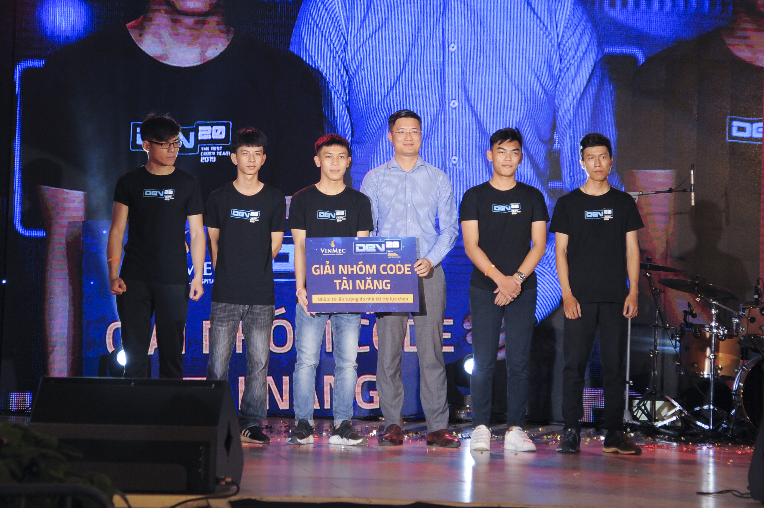  Trước khi đến với sự xuất hiện của các ca sĩ khách mời, FAT không quên dành khoảng khắc để tôn vinh các tài năng của DEV 20 - Cuộc thi tìm ra nhóm Lập trình viên xuất sắc 2019 do FPT Aptech Hà Nội tổ chức. 