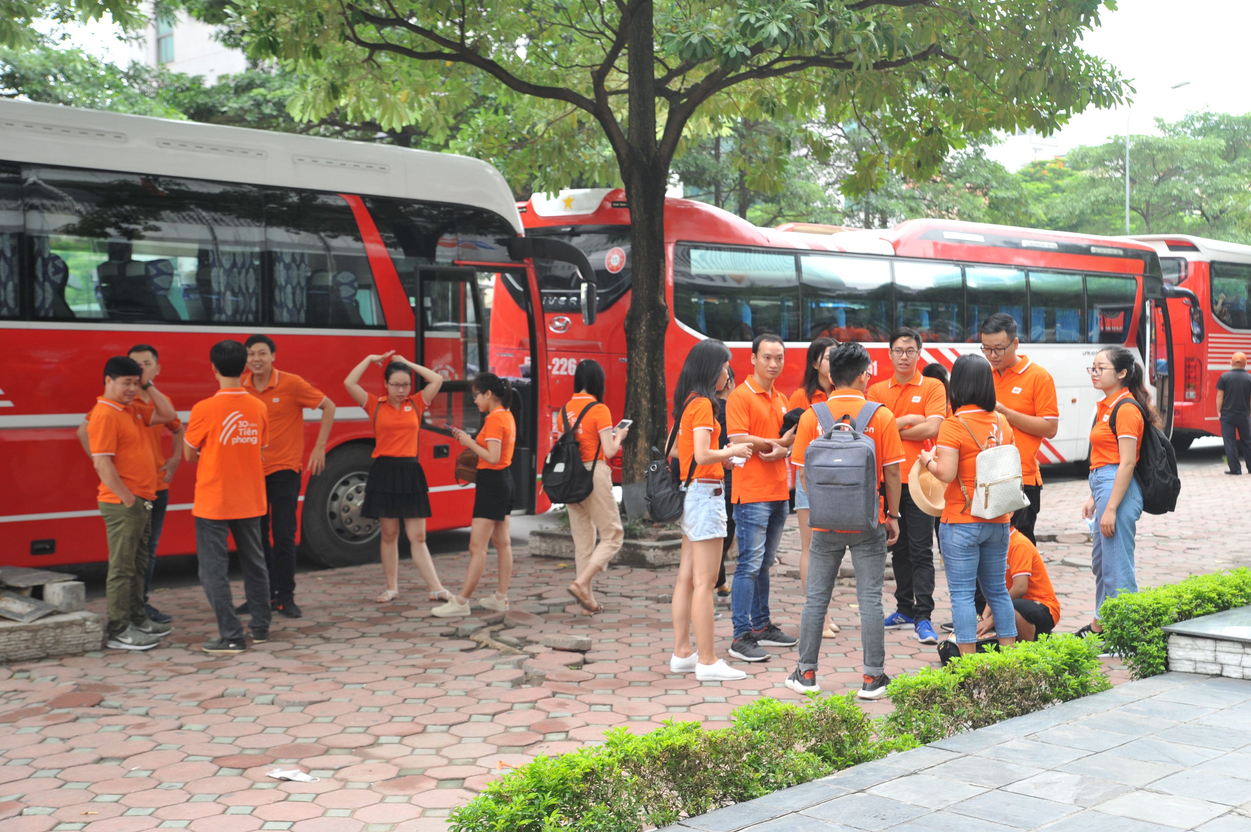  6h45, hơn 300 người tham gia từ 6 đơn vị: FPT Software, FPT IS, Synnex FPT, FPT Telecom, FPT Retail và Liên quân FHO có mặt tại Toà nhà FPT (17 Duy Tân, Cầu Giấy). Năm nay, BTC lựa chọn Asean resort là nơi vui chơi, hoạt động văn hoá, văn nghệ cho CBNV.