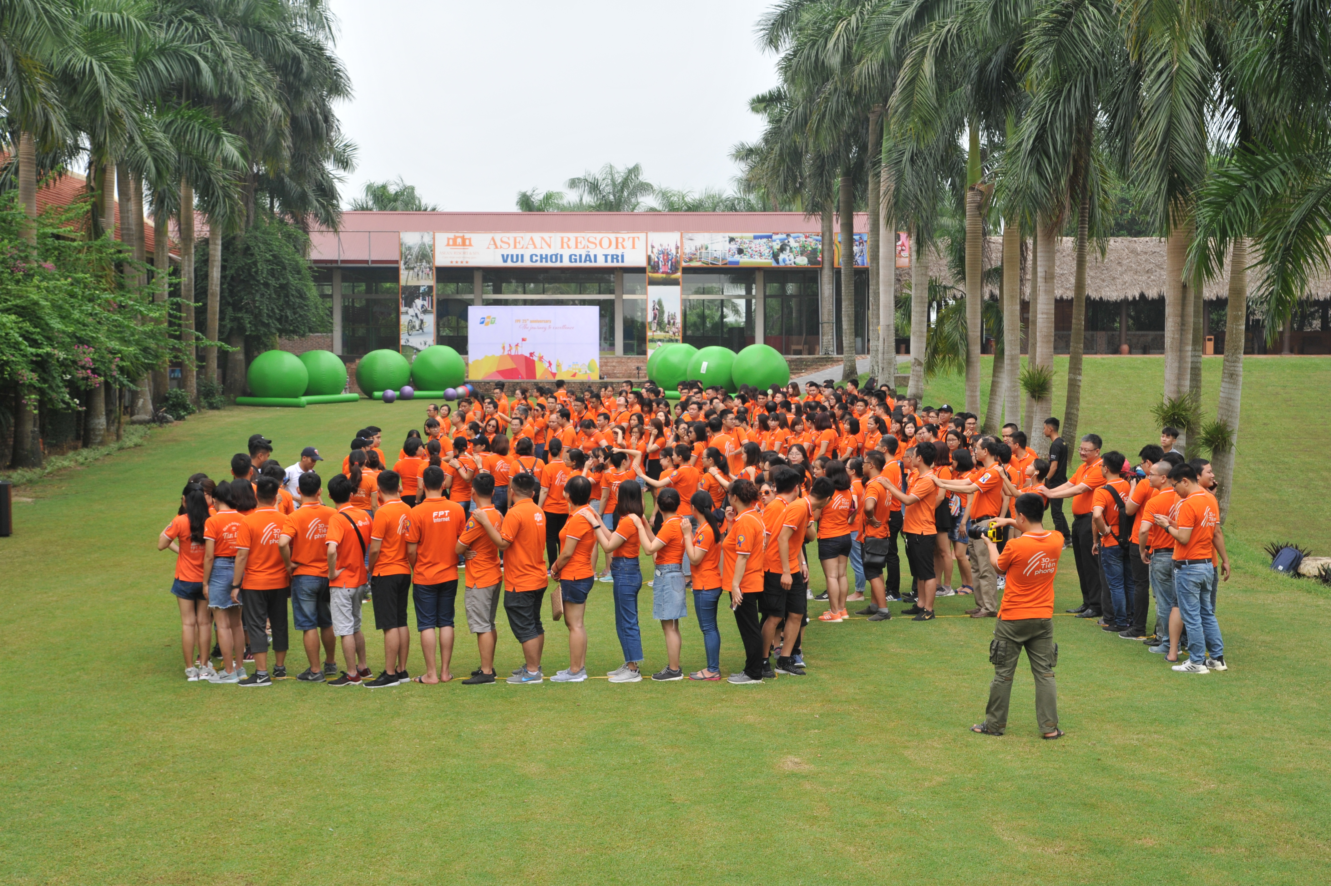  Tham dự chương trình có anh Nguyễn Thế Phương – PTGĐ FPT, Hoàng Hữu Chiến – Trưởng ban Kế hoạch Tài chính FPT cùng các Kế toán trưởng các đơn vị CTTV. Chương trình lần này có số lượng người đông hơn mọi năm do đây là dịp kỷ niệm đặc biệt. Tuy nhiên, anh Hoàng Hữu Chiến cho biết: "Đây là tính tuân thủ của người làm Kế hoạch Tài chính. Quân số luông được duy trì đông đảo". Phát biểu tại chương trình, PTGĐ FPT Nguyễn Thế Phương cho biết: “Chương trình lần này thu hút đông đảo CBNV toàn tập đoàn tham gia để kỷ niệm 25 năm thành lập ban Kế hoạch Tài chính. Theo đó, tôi hy vọng tất cả các CBNV đã, đang gắn bó với FPT sẽ tiếp tục cống hiến trí tuệ và sức lực cho FPT phát triển hơn nữa”.