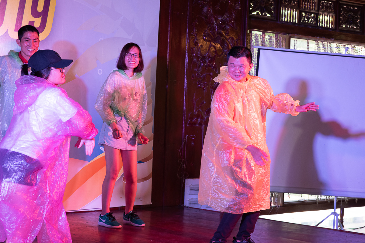 <p> Những chiếc áo mưa tiện lợi có thể trở thành đạo cụ cho các phần trình diễn và mang lại những tiếng cười cho khán giả.</p>