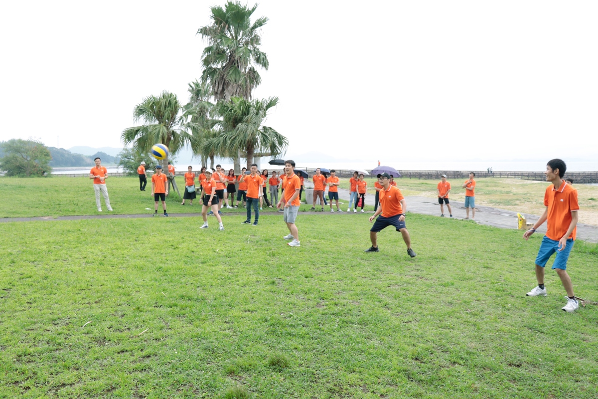 <p> Sau khi kết thúc hoạt động chạy, CBNV tham gia các trò chơi vận động như: ném bóng trúng đích, nhảy dây,...</p>