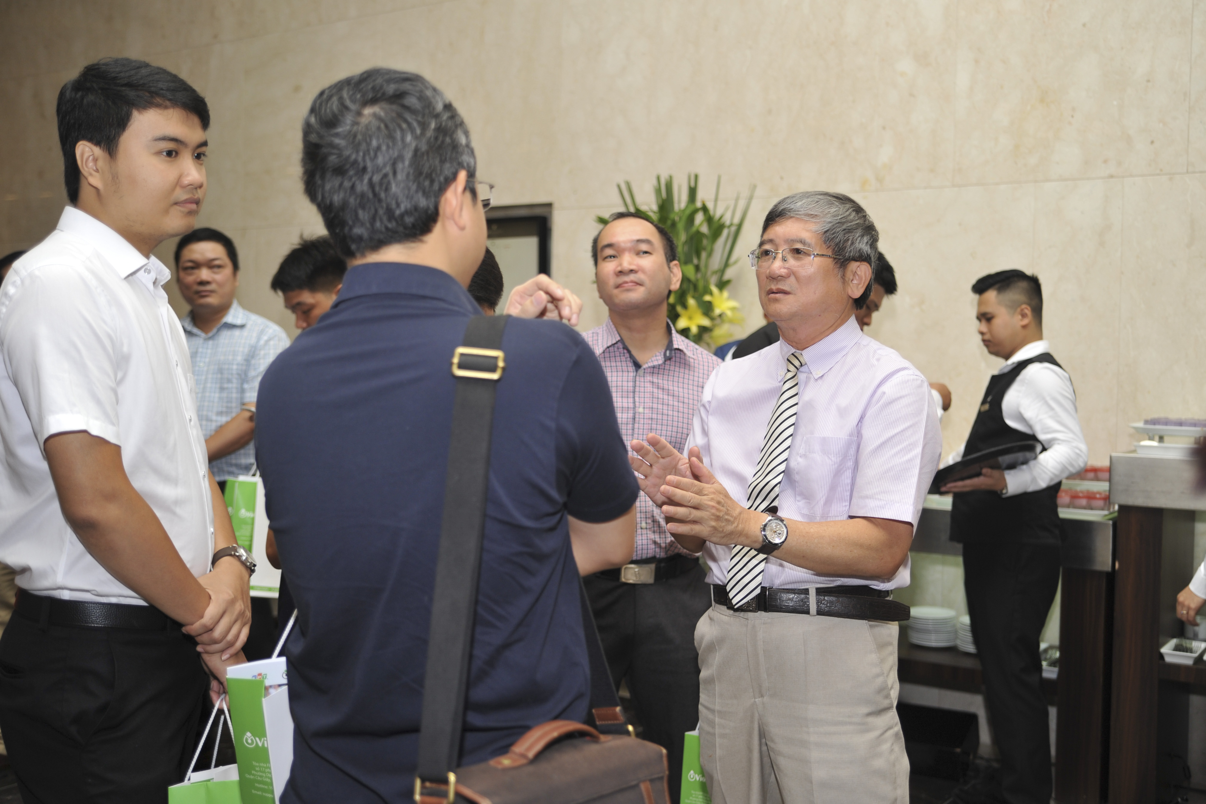  Tham dự lễ ra mắt có Chủ tịch FPT Trương Gia Bình, Phó Chủ tịch Bùi Quang Ngọc, Phó TGĐ FPT Hoàng Việt Anh, GĐ Công nghệ Lê Hồng Việt và ông Nguyễn Sơn Hải, Cục trưởng CNTT, Bộ Giáo dục và Đào tạo. Cùng tham gia sự kiện còn có các lãnh đạo, đại diện của Sở GD&amp;ĐT, Viện Khoa học &amp; Giáo dục Việt Nam, Ban giám hiệu các trường phổ thông nhiều tỉnh thành.