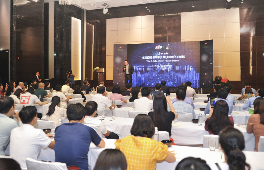 <p class="Normal" style="text-align:justify;"> Sáng 27/8, FPT chính thức ra mắt hệ thống học tập trực tuyến <a href="https://vio.edu.vn/">VioEdu</a>, trợ lý giáo dục thông minh ứng dụng trí tuệ nhân tạo đầu tiên tại Việt Nam. Đây là sản phẩm công nghệ giáo dục (Edtech) được kỳ vọng sẽ mang lại lợi ích cho học sinh, thầy cô giáo, phụ huynh và cả nhà trường, trong đó học sinh là đối tượng trung tâm.</p> <p class="Normal" style="text-align:justify;"> </p>