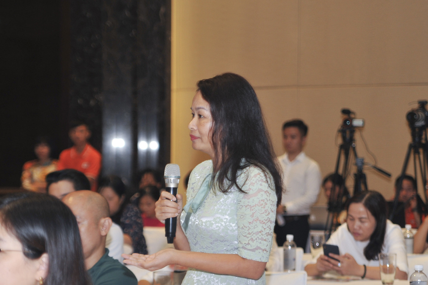 <p class="Normal" style="text-align:justify;"> Cũng trong lễ ra mắt, nhiều thắc mắc của các Ban giám hiệu nhà trường về diểm khác biệt của VioEdu, chất lượng nội dung, cách sử dụng cá nhân không thông qua nhà trường... đã được đại diện Ban công nghệ FPT giải đáp cặn kẽ.</p> <p class="Normal" style="text-align:justify;"> Cụ thể, điểm khác biệt nhất của VioEdu là chất lượng, là công nghệ của FPT. Dự kiến từ ngày 5/9, VioEdu sẽ bắt đầu đưa ra thị trường, phụ huynh có thể mua gói để sử dụng với mức giá hợp lý. Tuy nhiên, anh Nguyễn Ngọc Minh tin rằng hệ thống sẽ phát huy được hết hiệu quả khi được đưa vào trường học, tích hợp giữa học sinh, phụ huynh, giáo viên và nhà trường.</p> <p class="Normal" style="text-align:justify;"> Các giáo viên, phụ huynh học sinh và học sinh có thể tìm hiểu, trải nghiệm VioEdu tại <a href="https://vio.edu.vn/"><strong>đây</strong></a>. </p>