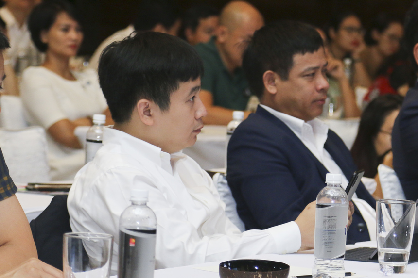 <p class="Normal" style="text-align:justify;"> CTO Lê Hồng Việt,<span> một trong những người ươm </span><span>mầm cho “hạt giống” VioEdu phát triển, cho hay</span><span>, việc FPT bắt đầu đào tạo trực tuyến là phương pháp khá mới để cá nhân hóa và giúp phụ huynh quan sát con em mình. Khi luyện tập trên VioEdu, học sinh có thể tiết kiệm 30-50% thời gian học tập, giáo viên có thể tiết kiệm 90-99% thời gian ra đề thi, BGH nhà trường tiết kiệm 30-50% thời gian quản lý chất lượng học của học sinh, chất lượng giảng dạy, phụ huynh có thể theo dõi lộ trình học tập của các con chặt chẽ.</span></p>