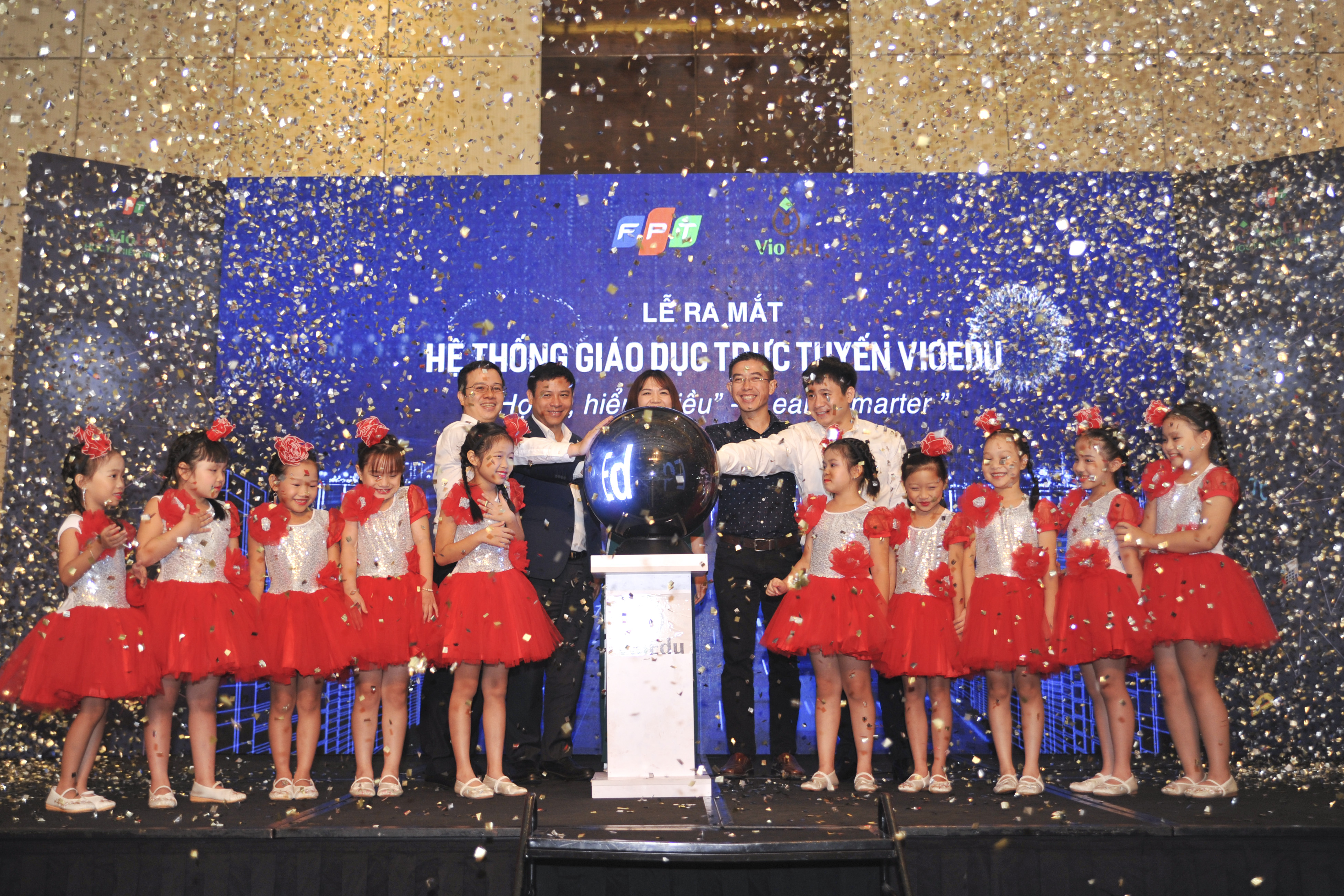 Lãnh đạo FPT và các em nhỏ đại diện cho thế hệ tương lai của đất nước cùng thực hiện nghi lễ nhấn chuông, chính thức ra mắt hệ thống VioEdu trên toàn quốc.