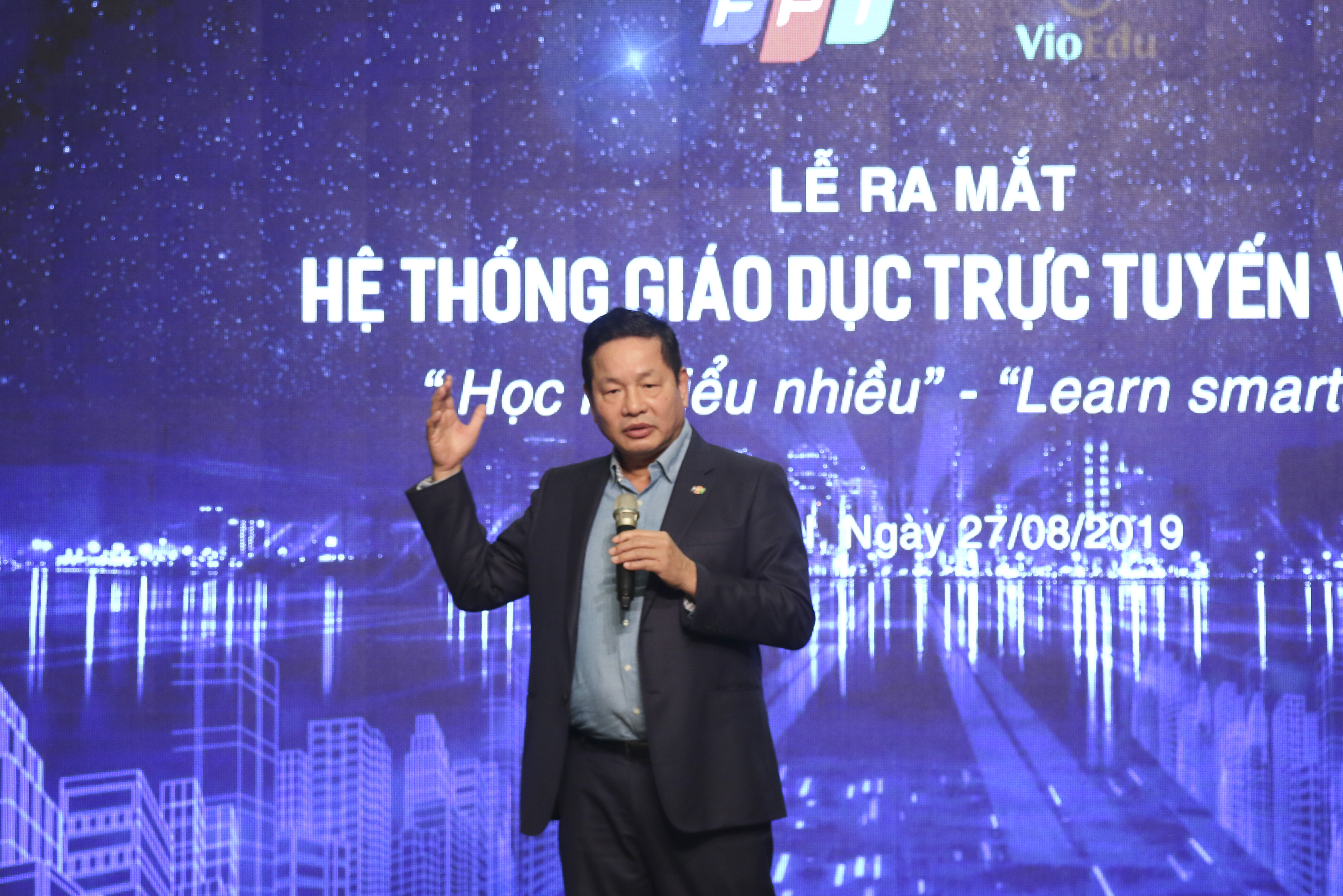  Phát biểu mở đầu buổi lễ, Chủ tịch Trương Gia Bình nhấn mạnh tầm quan trọng của công nghệ trong giáo dục hiện đại: "Việt Nam là một quốc gia thiệt thòi hơn so với các nước tiên tiến trên thế giới, khi cơ sở vật chất, giáo trình, giáo án… đều đi sau. Cách mạng công nghiệp lần thứ 4 đang diễn ra, như Thủ tướng Nguyễn Xuân Phúc từng chia sẻ, “là cơ hội hiếm có để thực hiện khát vọng phồn vinh của dân tộc”. Và giáo dục là lĩnh vực đầu tiên cần tập trung phát triển nếu muốn Việt Nam tận dụng cơ hội bứt phá". Người đứng đầu FPT khẳng định công nghệ 4.0 đang phá vỡ mọi giới hạn. "Học tập trở thành cuộc tìm kiếm kho báu của mỗi cá nhân, với sự truyền cảm hứng, dẫn dắt của thầy cô và chia sẻ kiến thức chung với đồng đội. Công nghệ cho phép làm được điều đó và VioEdu bắt đầu dạy và học theo đúng cách này. “Học ít, hiểu nhiều” là hiển nhiên. Học những thứ chính mình cần. Việc học trở nên hấp dẫn hơn, học sinh có thể học tập, tìm tòi sáng tạo không giới hạn".