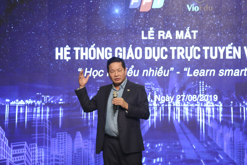 <p class="Normal" style="text-align:justify;"> Phát biểu mở đầu buổi lễ, Chủ tịch Trương Gia Bình nhấn mạnh tầm quan trọng của công nghệ trong giáo dục hiện đại: "Việt Nam là một quốc gia thiệt thòi hơn so với các nước tiên tiến trên thế giới, khi cơ sở vật chất, giáo trình, giáo án… đều đi sau. Cách mạng công nghiệp lần thứ 4 đang diễn ra, như Thủ tướng Nguyễn Xuân Phúc từng chia sẻ, “là cơ hội hiếm có để thực hiện khát vọng phồn vinh của dân tộc”. Và giáo dục là lĩnh vực đầu tiên cần tập trung phát triển nếu muốn Việt Nam tận dụng cơ hội bứt phá".</p> <p class="Normal" style="text-align:justify;"> Người đứng đầu FPT khẳng định công nghệ 4.0 đang phá vỡ mọi giới hạn. "Học tập trở thành cuộc tìm kiếm kho báu của mỗi cá nhân, với sự truyền cảm hứng, dẫn dắt của thầy cô và chia sẻ kiến thức chung với đồng đội. Công nghệ cho phép làm được điều đó và VioEdu bắt đầu dạy và học theo đúng cách này. “Học ít, hiểu nhiều” là hiển nhiên. Học những thứ chính mình cần. Việc học trở nên hấp dẫn hơn, học sinh có thể học tập, tìm tòi sáng tạo không giới hạn".</p>