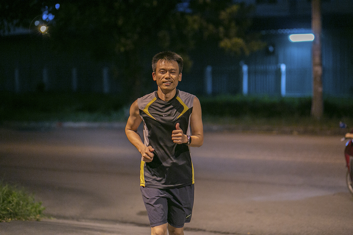 <p style="text-align:justify;"> Là thành viên lâu năm của nhóm FoxRun, anh Phạm Công Tứ cho hay trong vòng 2 năm qua, anh cùng các thành viên trong nhóm đều chạy tối thiểu 5-6km mỗi ngày trong KCX Tân Thuận. Cuối tuần, nhóm chạy của anh còn tổ chức chạy ở Khu đô thị Sala (quận 2).</p>