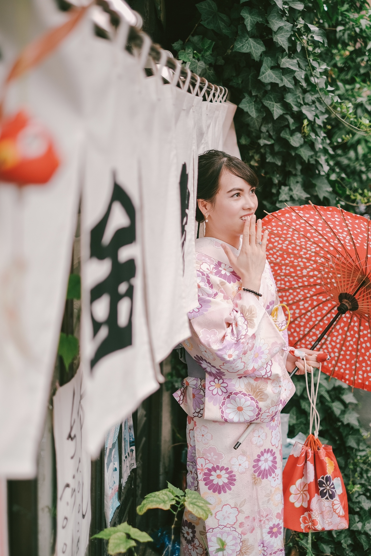 Kimono là trang phục truyền thống của Nhật Bản được ưa chuộng trong các bức ảnh cưới. Nhìn vào hình ảnh này, bạn sẽ bị thu hút bởi sự trang trọng, thanh lịch nhưng cũng rất tươi trẻ và đầy ma mị của thiết kế kimono.