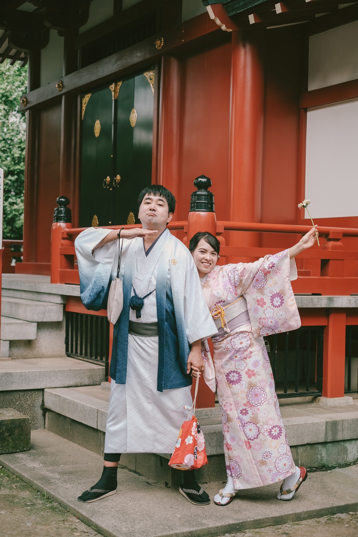 Chào mừng bạn đến với bộ sưu tập ảnh cưới kimono đầy màu sắc và lãng mạn. Hứa hẹn sẽ làm bạn ngạc nhiên và phấn khích khi chiêm ngưỡng màn trình diễn của các cặp đôi trong những bộ kimono cổ điển nhưng vẫn mang tính hiện đại. Hãy xem ngay nhé!