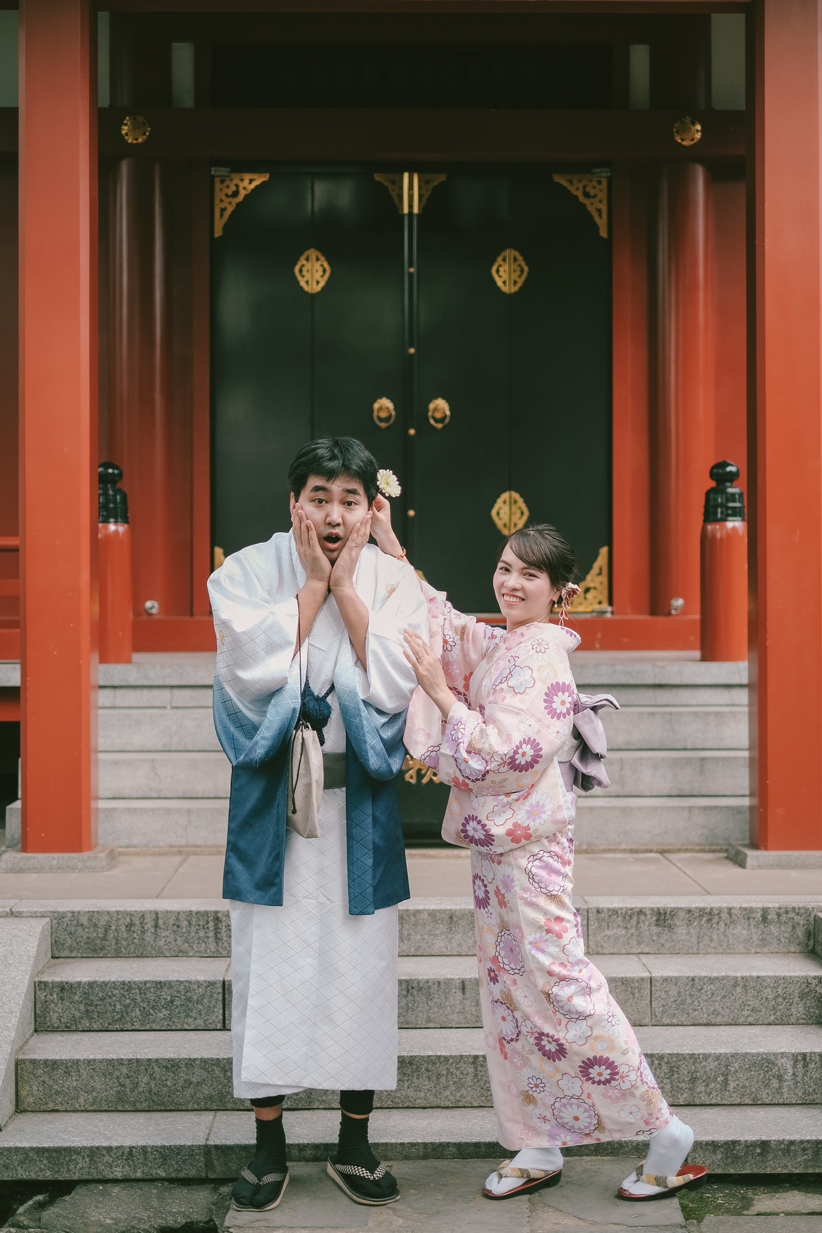 <p style="text-align:justify;"> Lấy bối cảnh ở đền Asakusa Kannon - ngôi đền linh thiêng của Tokyo, cặp đôi Việt - Nhật đem lại cảm giác yên bình cho người xem thông qua bộ ảnh cưới Kimono.</p>