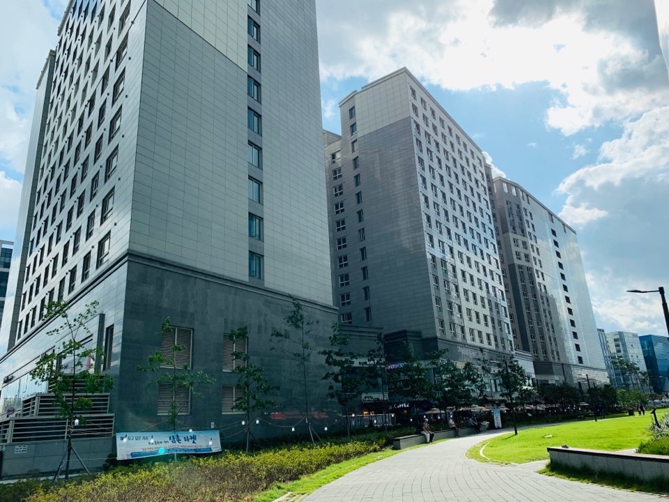 <p style="text-align:justify;"> Nhằm phục vụ cho CBNV onsite ngắn hạn, FPT Korea đã thuê 1 khu nhà gồm 7 căn hộ trong 3 tòa Officetel (Hillstate 101, Hillstate 102, Prugio) tọa lạc ở phường Magok, quận Gangseo, thành phố Seoul, Hàn Quốc. Các phòng được thuê và sử dụng từ tháng 9/2017.</p>