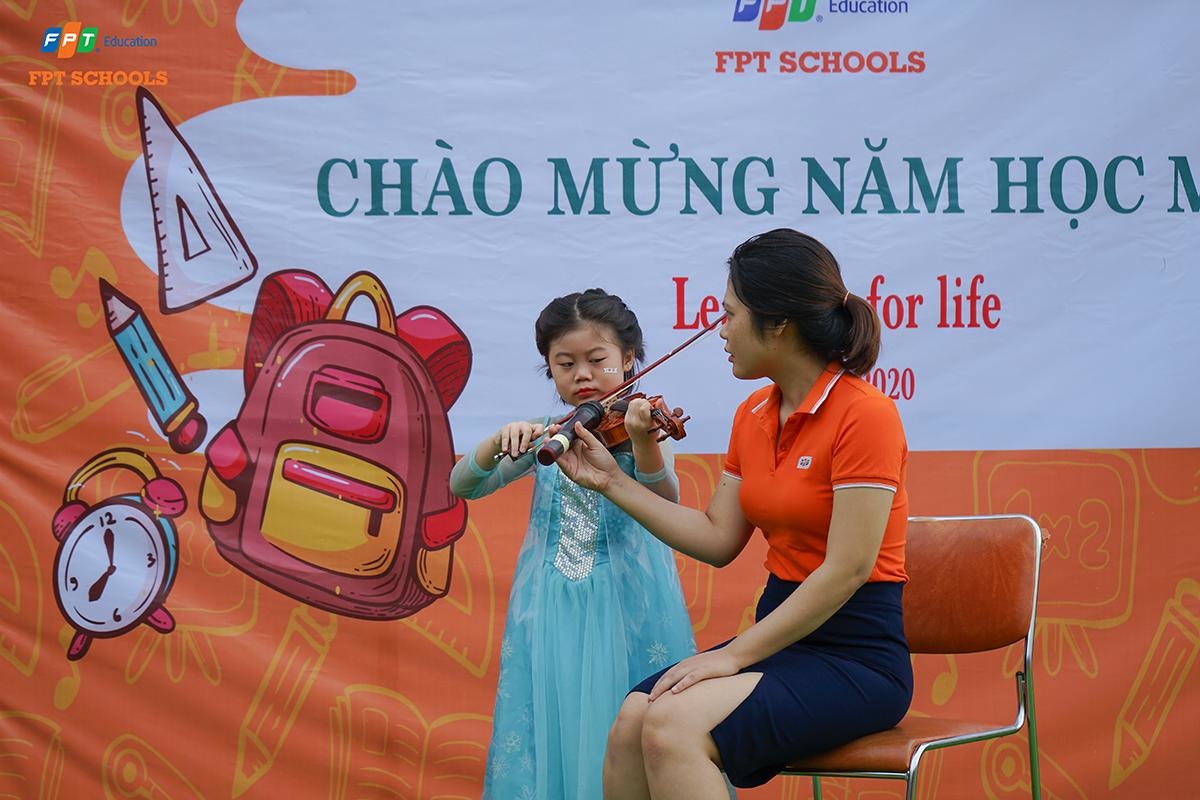 <p class="Normal" style="text-align:justify;"> Chưa dừng lại, một học sinh còn khiến người xem thích thú khi thể hiện giai điệu violin, mang đậm bản sắc dân tộc Việt Nam.</p>