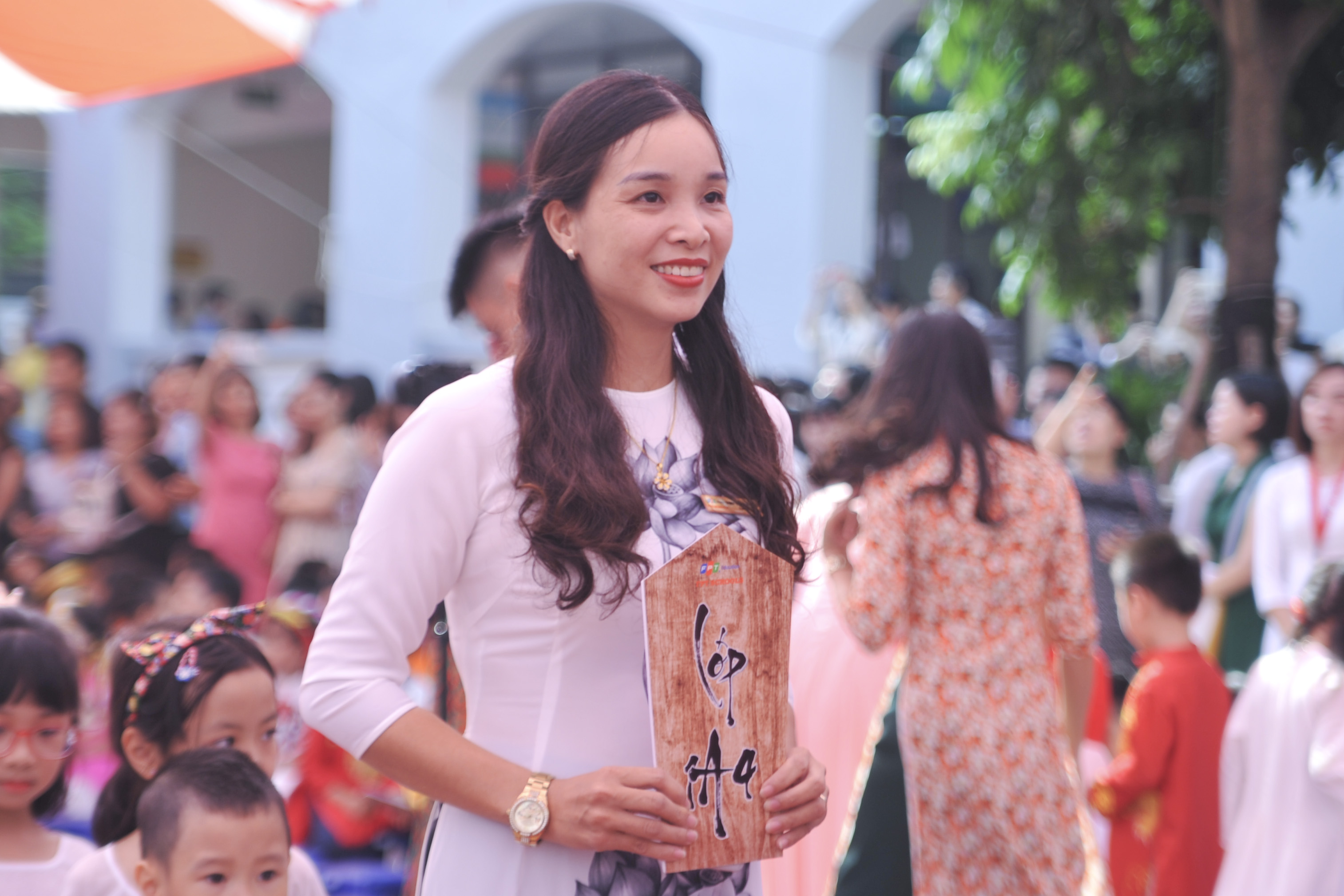  Vận lên mình trang phục áo dài truyền thống, các thầy, cô được coi là "sư phụ", "sư mẫu" và học sinh chính là những "nho sinh" đáng yêu, chập chững bước vào cánh cổng trường. Trong ảnh: 'Sư mẫu' Trịnh Thị Minh Hằng sở hữu bề dày kinh nghiệm đứng lớp, nét chữ chuẩn mực, cùng với tình yêu nghề sâu sắc. Chị Hằng luôn gần gũi quan tâm đến từng học trò, được rất nhiều phụ huynh tin tưởng, yêu quý và là 'sư mẫu' được yêu thích nhất FSchools 2018. Năm học này, chị sẽ dẫn dắt 26 học sinh lớp 1A4. 