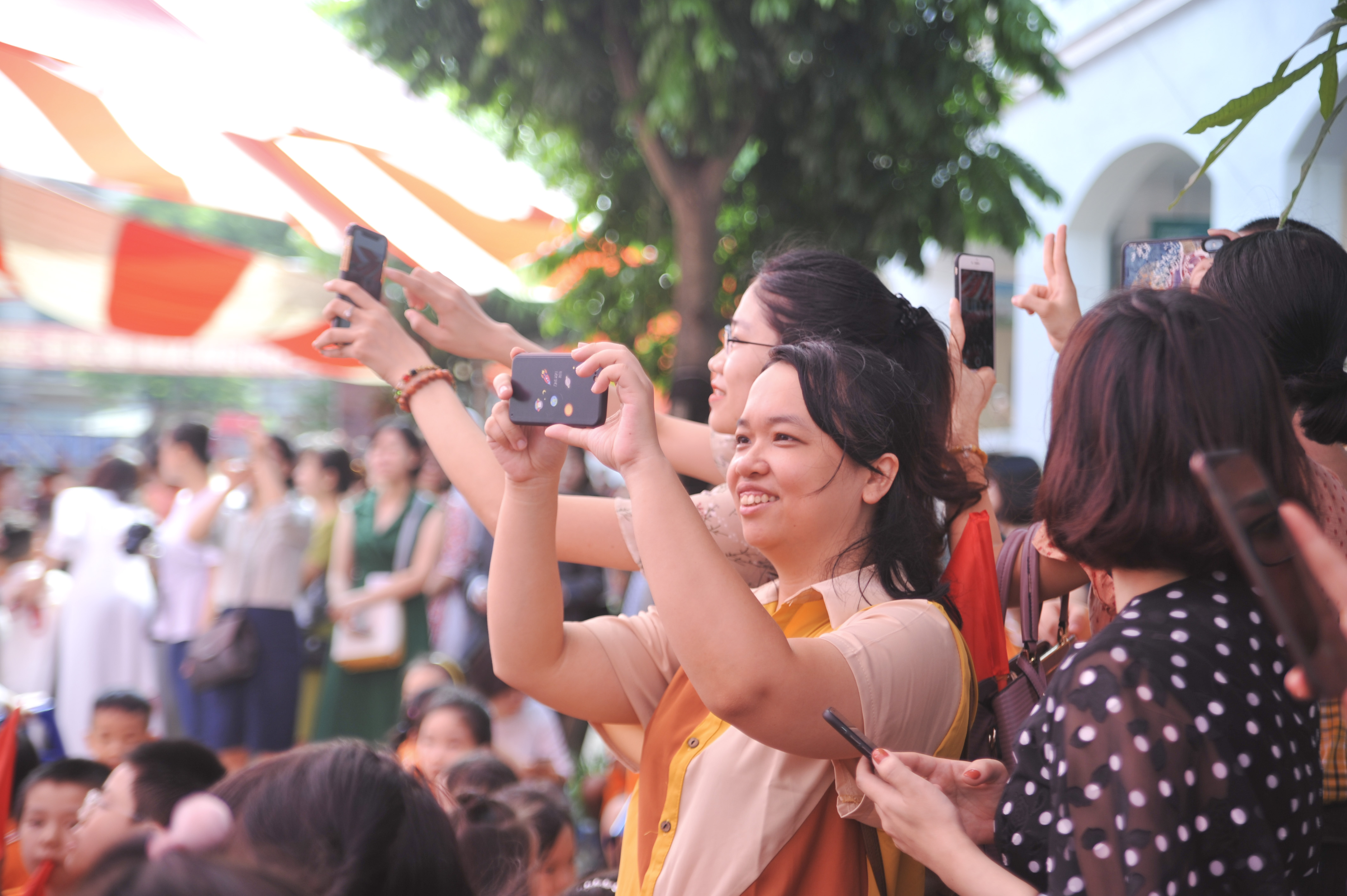  Phụ huynh không giấu nổi sự háo hức và hạnh phúc khi dõi theo từng bước đi của con mình.