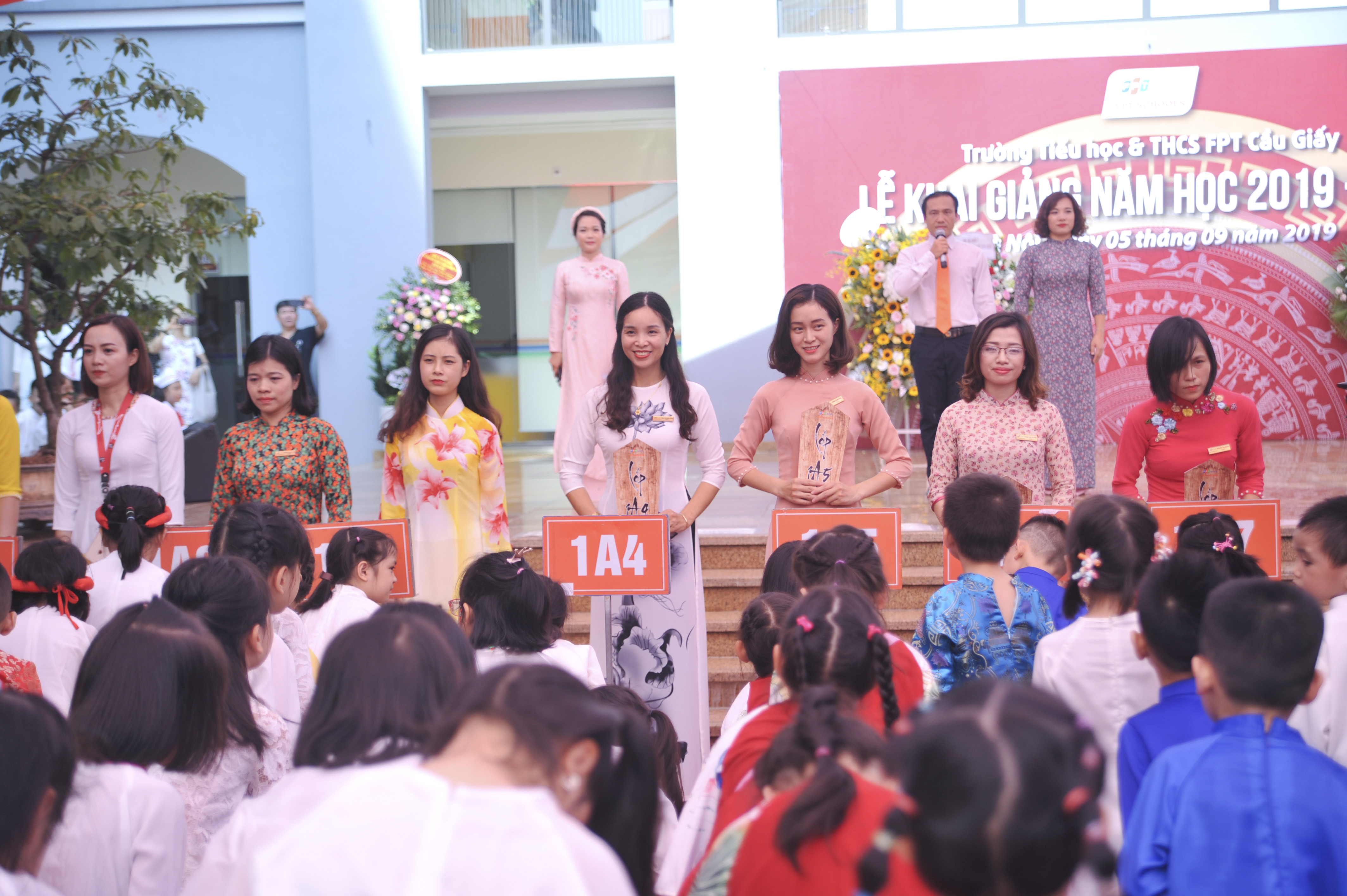  Bàn tay phải đặt lên ngực trái, các con cùng nhau cúi đầu bái sư tri ân các "sư phụ", "sư mẫu" của mình.