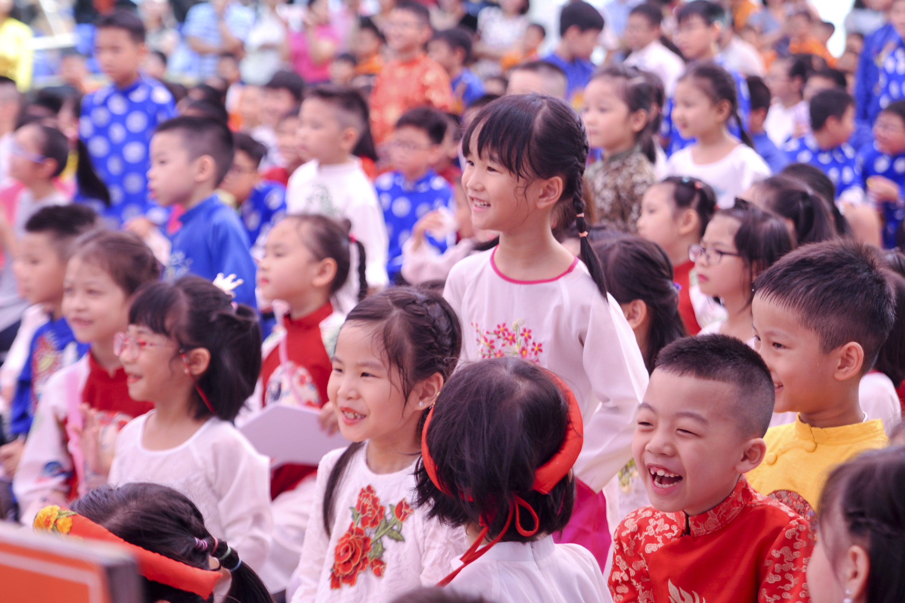  Học sinh hào hứng đứng dậy xem biểu diễn Vovinam.