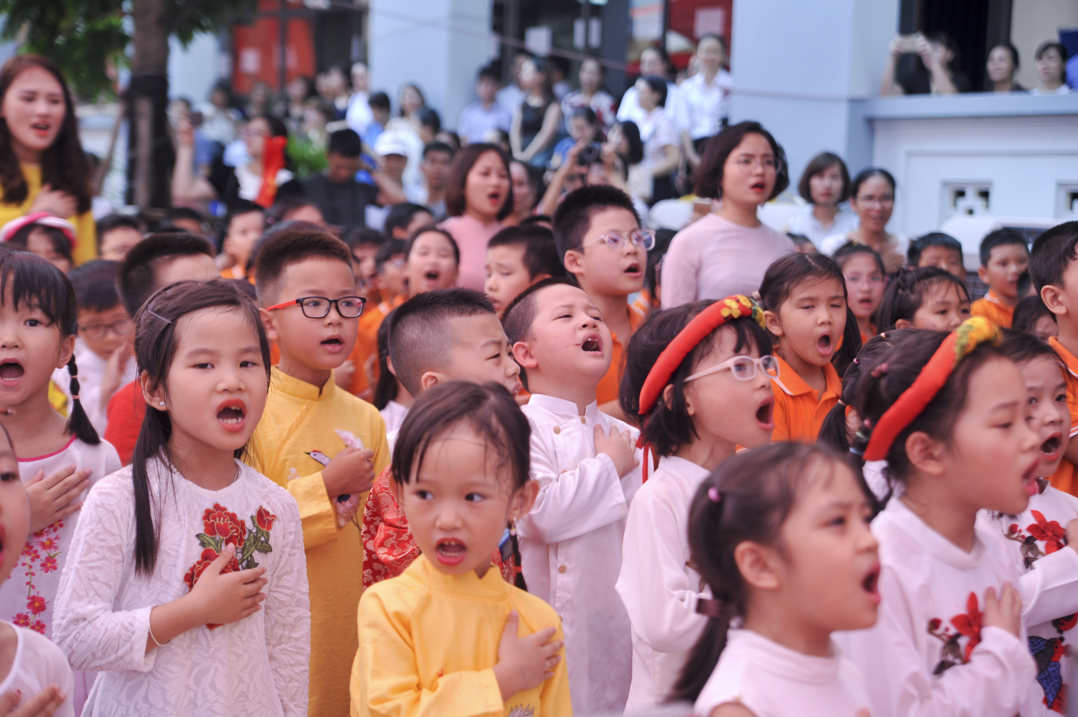  Đến phần Lễ, toàn trường cùng nhau làm lễ chào cờ. Tiếng hát Quốc ca vang dội thể hiện tinh thần dân tộc và khí thế quyết tâm cho một năm học đầy hứa hẹn. Phần lễ khai giảng của FSchools chỉ gói gọn trong 1 tiết học, không phát biểu dài dòng, không báo cáo thành tích, không bóng bay, không rác thải nhựa.