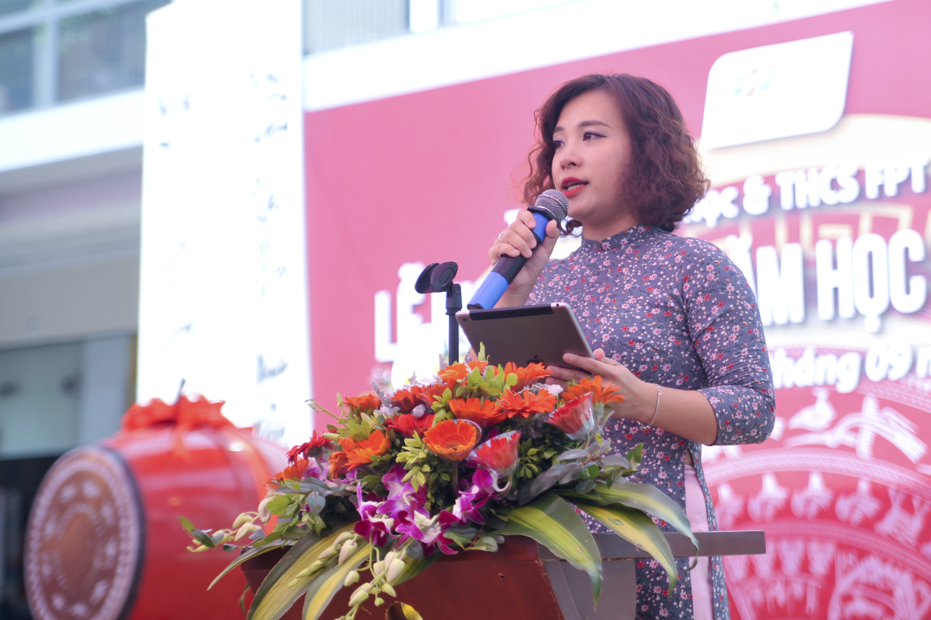  Phát biểu trước khi đánh trống khai trường, Hiệu trưởng Phạm Thị Khánh Ly cho biết ở FSchools, trách nhiệm của học sinh là học tập chủ động, học tập hiệu quả. "Các em có thể sẽ không thích tất cả các môn học, không thích các thầy cô giáo, không thích các bài tập, thực hành. Song, không phải bài tập nào cũng phù hợp với cuộc đời các em. Và việc chưa thể thành công ngay trong lần đầu tiên là điều hoàn toàn bình thường". Nữ Hiệu trưởng nhấn mạnh: "Không ai sinh ra đã giỏi mọi thứ. Các em giỏi là nhờ chăm chỉ, chịu khó rèn luyện và kiên trì không bỏ cuộc. Đừng ngại hỏi, đừng ngại đề nghị để được giúp đỡ khi gặp khó khăn. Cô muốn các em học tập thật nghiêm túc, làm hết sức có thể. Hãy làm tất cả để thầy cô, gia đình, đất nước và bản thân các em có thể tự hào. Thầy, cô giáo sẽ luôn đồng hành cùng các em trên con đường chinh phục kiến thức, hoàn thiện kỹ năng, hành vi và ứng xử xã hội".