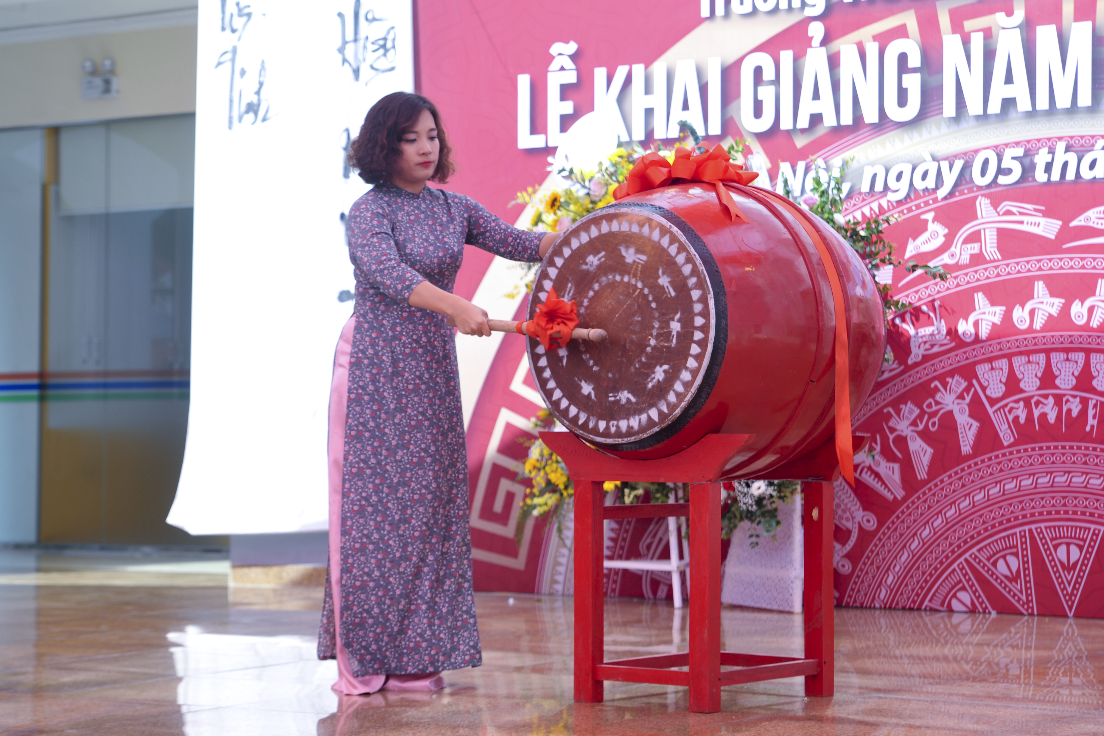  Hiệu trưởng Phạm Thị Khánh Ly thực hiện nghi lễ đánh trống khai trường.