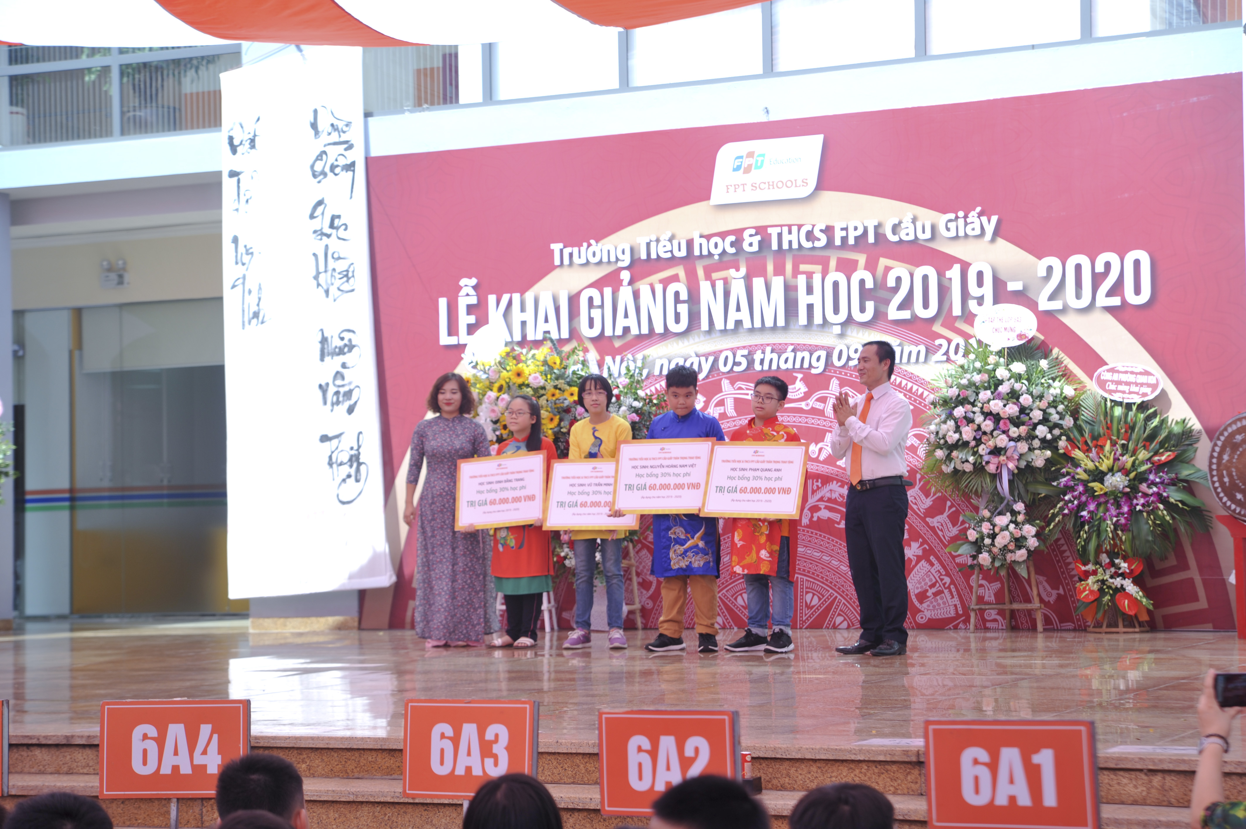  4 học sinh xuất sắc giành điểm cao nhất trong kỳ thi đầu vào THCS năm học 2019-2020 được trường trao tặng học bổng 30% tương đương 60.000.000 đồng toàn cấp học.