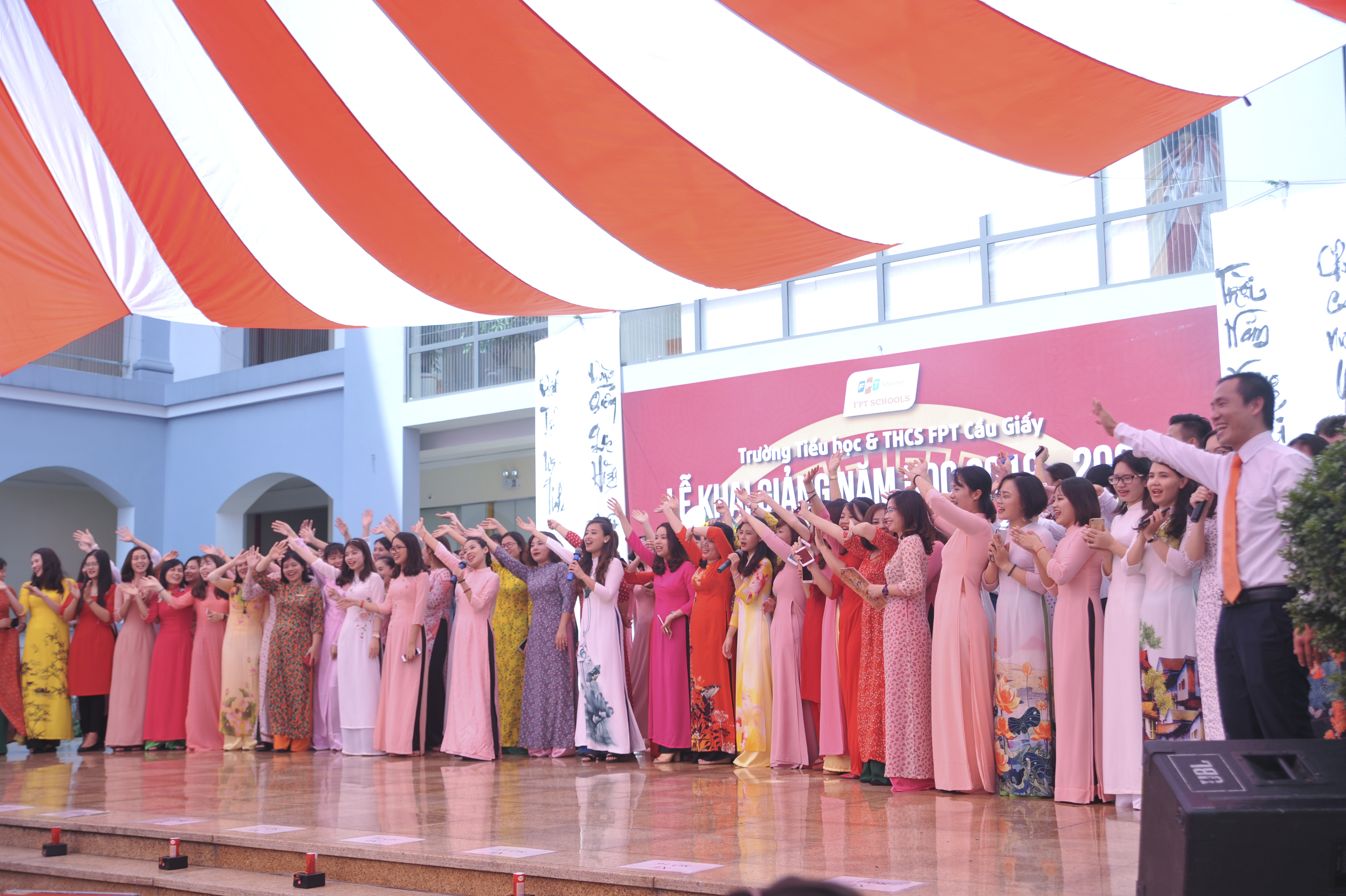  Toàn bộ thầy cô của FSchools Cầu Giấy ra mắt các em học sinh và phụ huynh.  Chia sẻ sau buổi lễ, anh Đoàn Hồng Quân, phụ huynh em Đoàn Hải Phong - lớp 1A5 rạng rỡ: "Lễ khai giảng hôm nay nhà trường tổ chức rất công phu, các con tham gia nhiệt tình, tôi rất ấn tượng. Tôi chọn FPT vì tôi thích thông điệp của cô hiệu trưởng đã nói, các con được học tập từ những điều nhỏ nhất để tự lập. Đặc biệt, hiện tại là thời đại 4.0, tôi muốn con được tiếp cận với công nghệ sớm, để con được thỏa sức sáng tạo". Anh Quân hy vọng con sẽ thích đi học, yêu trường, yêu lớp, yêu thầy cô, hòa đồng với tất cả mọi người để coi trường như một mái nhà thứ 2 của mình. 