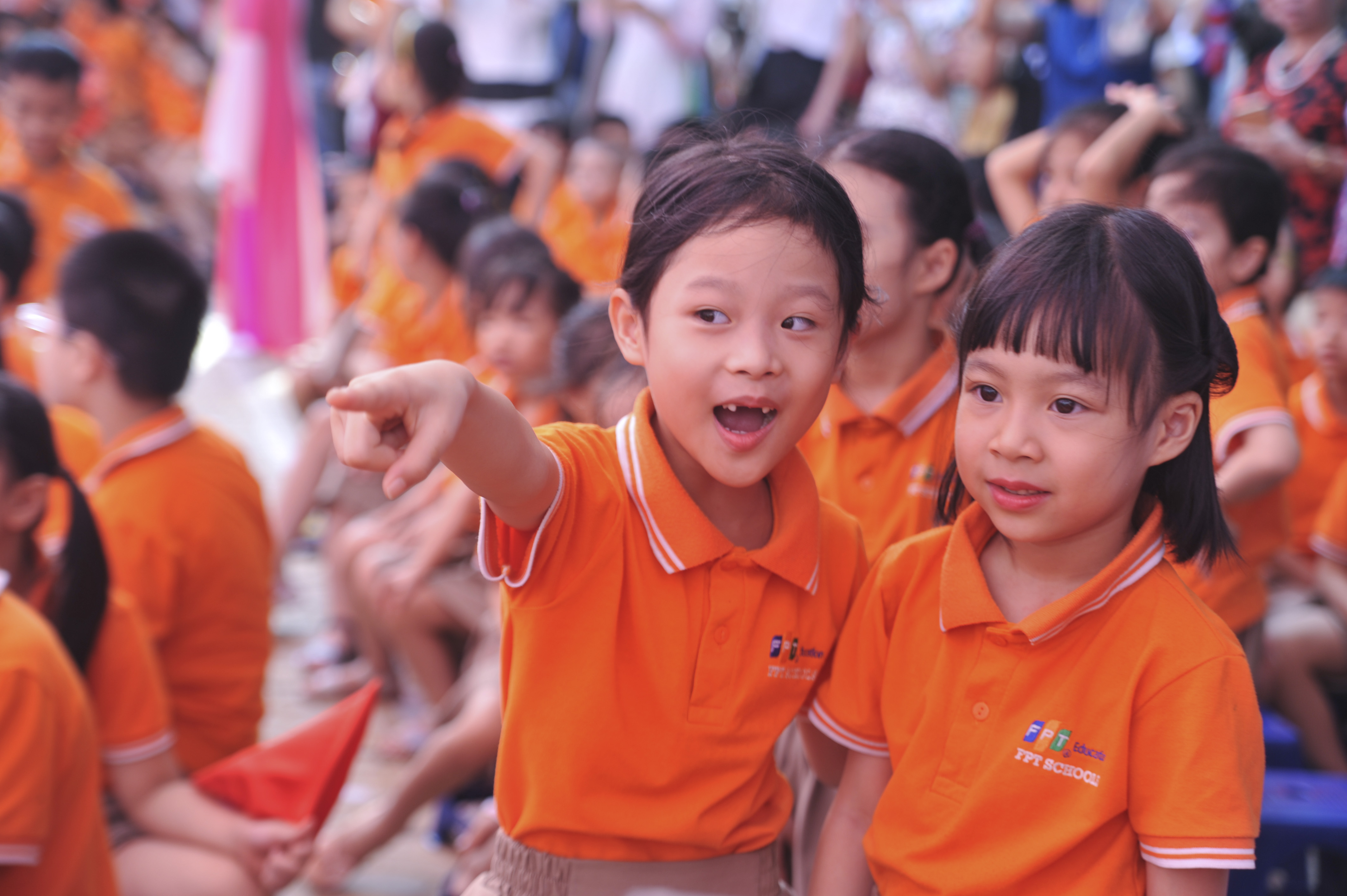  Cô bé học sinh khối 2 hớn hở giới thiệu với bạn khi thấy người thân trong gia đình cũng đưa con đi học cùng trường. 